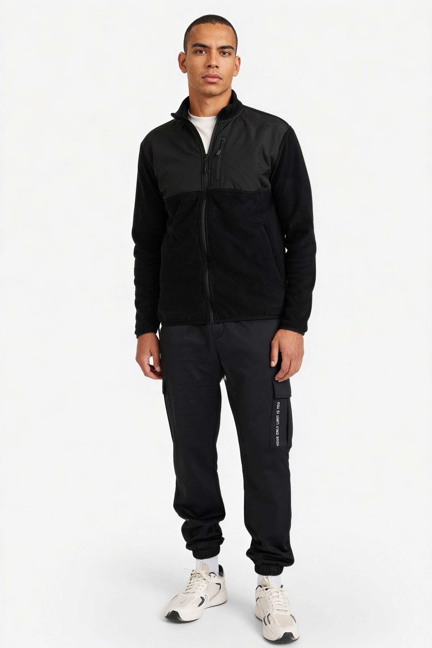 جاكيت قطيفة قصة عادية بجيب من DeFactoFit