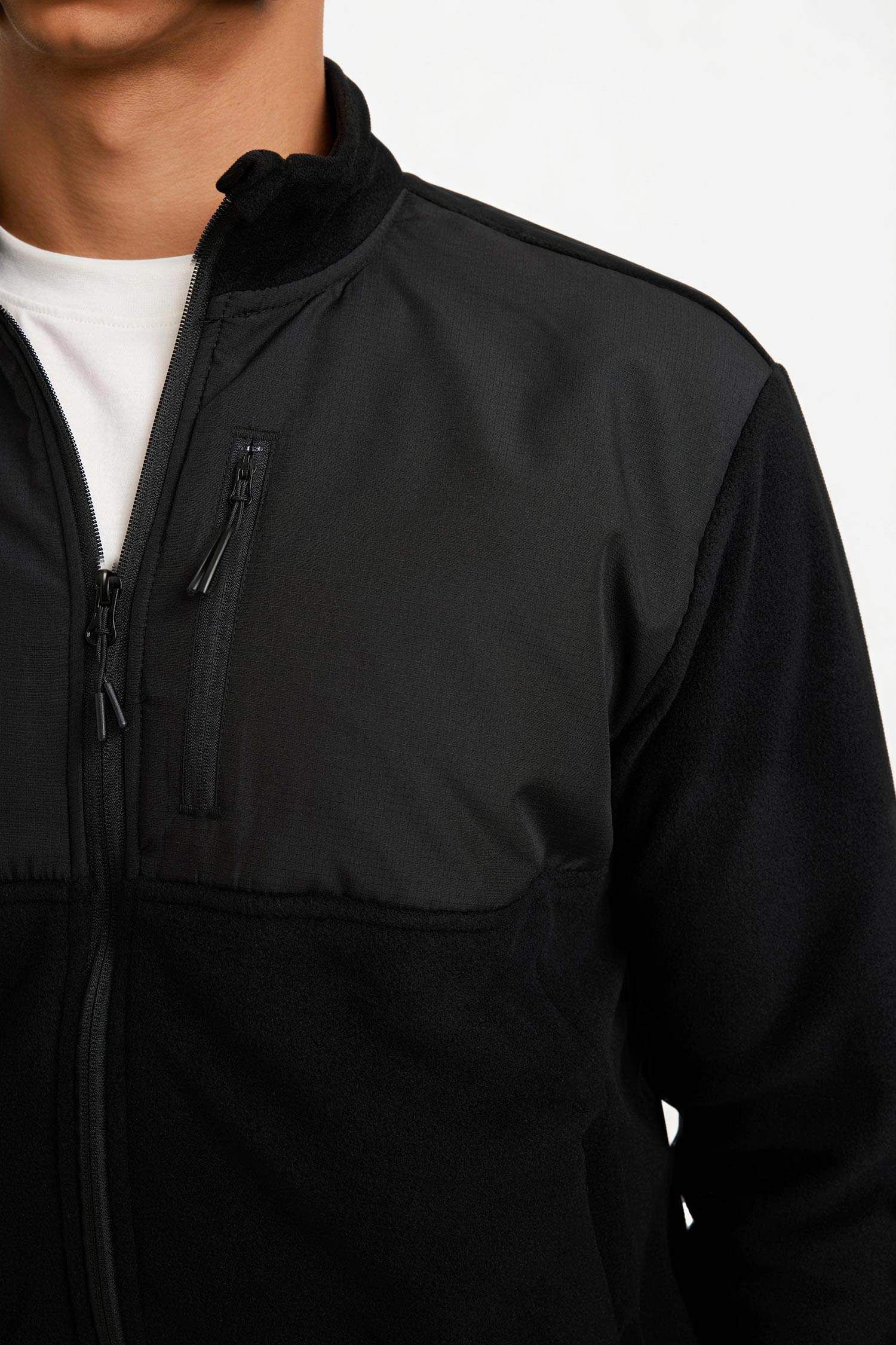 جاكيت قطيفة قصة عادية بجيب من DeFactoFit