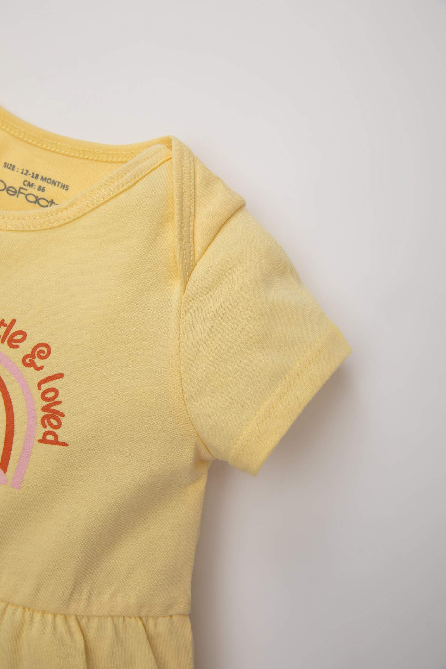 جمبسوت بناتي بنقشة الزهور حديثي الولادة ممشط