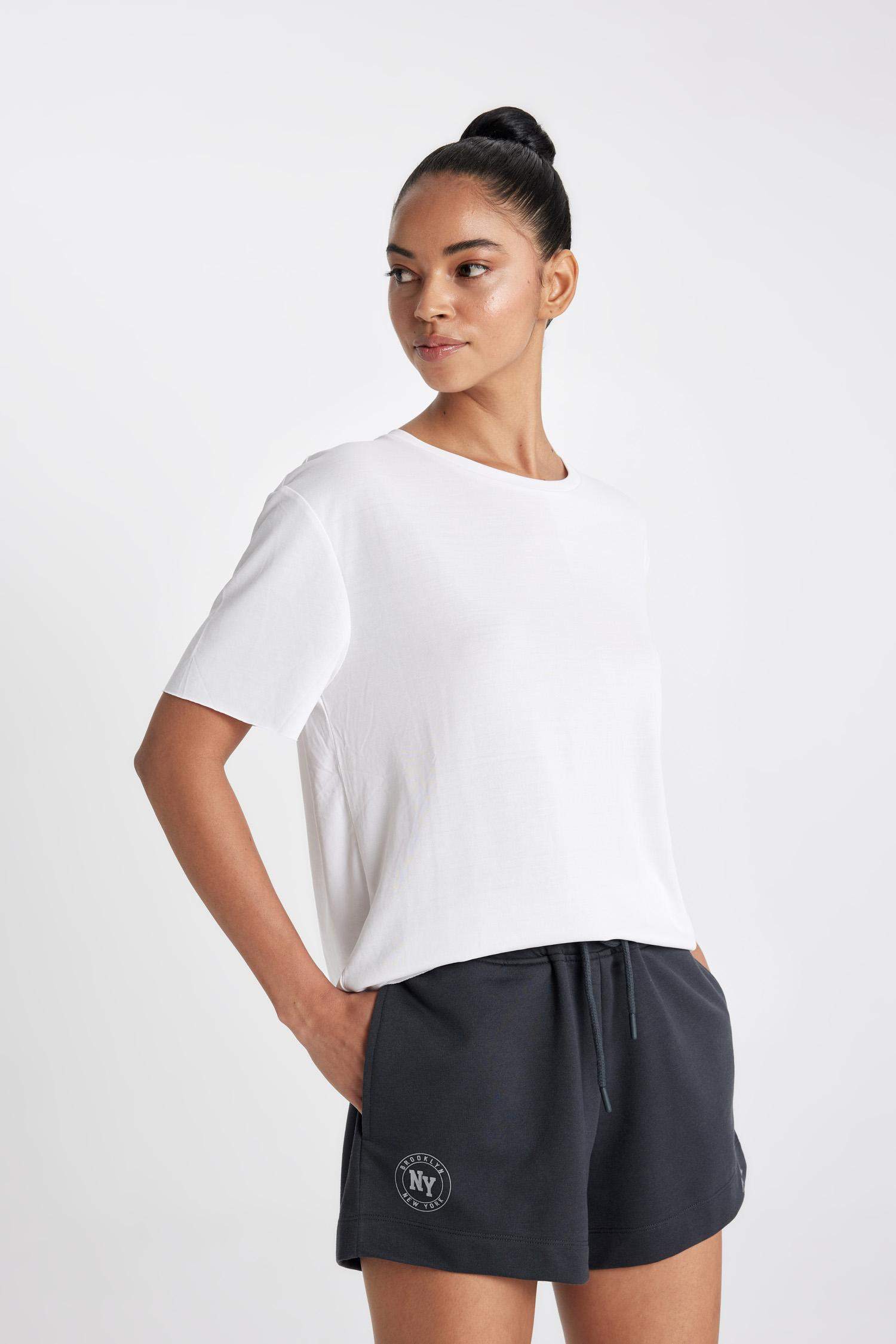 شورت قصير بطبعة شعار من DeFactoFit