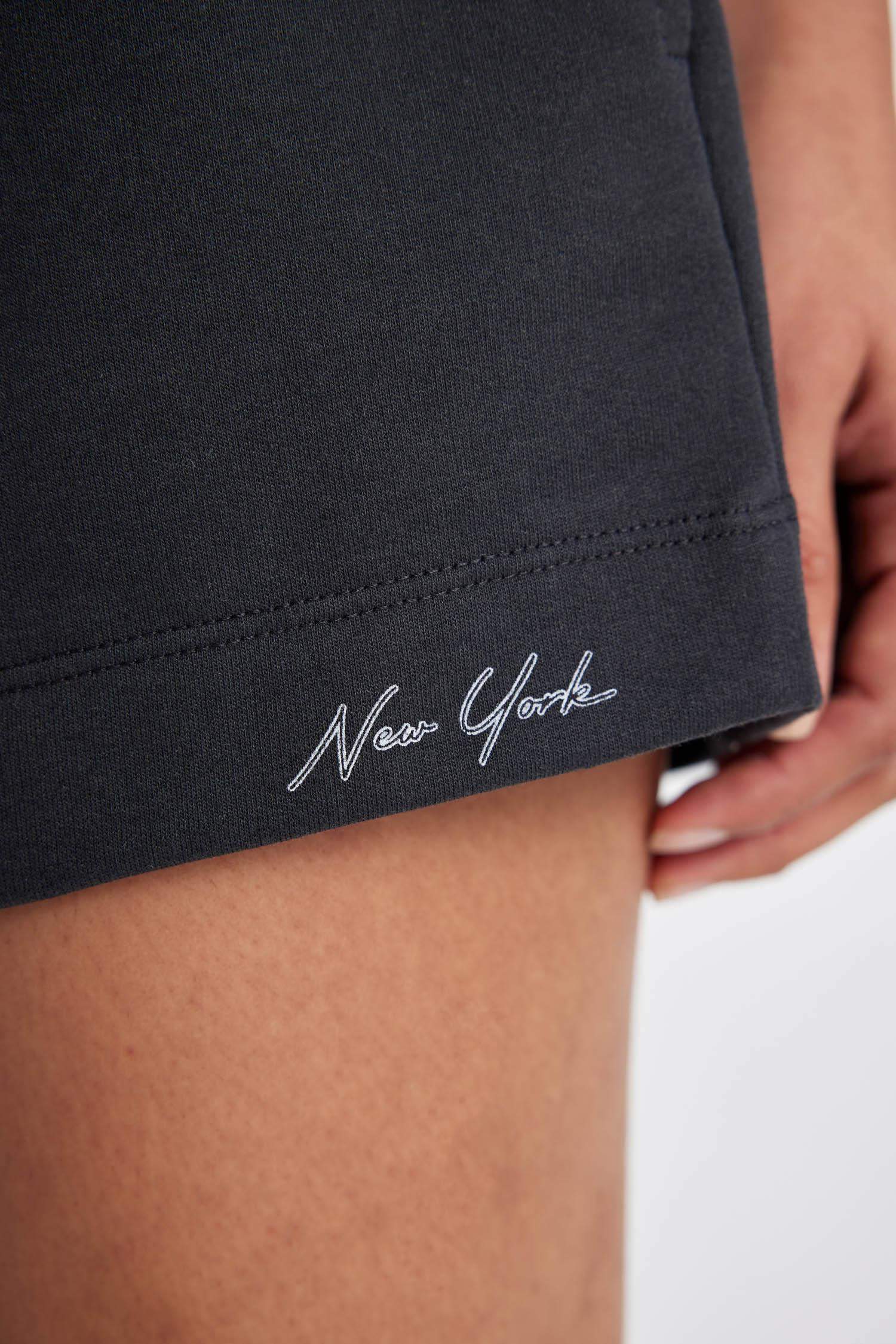 شورت قصير بطبعة شعار من DeFactoFit