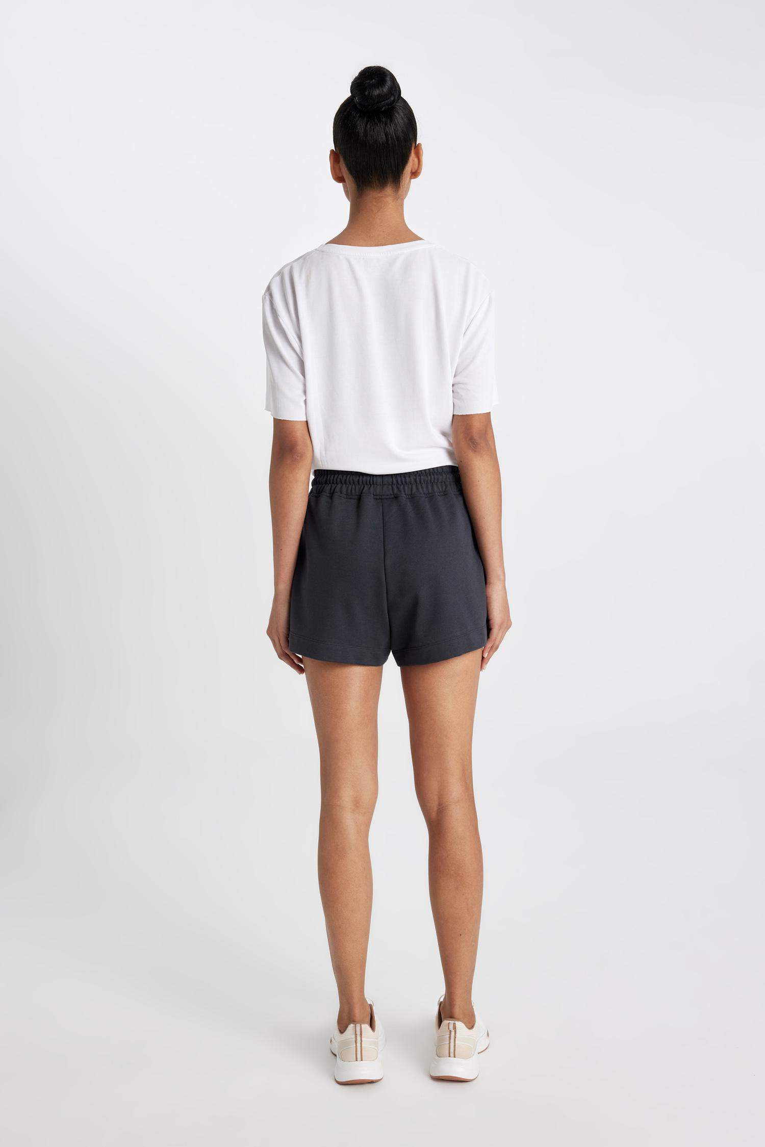 شورت قصير بطبعة شعار من DeFactoFit