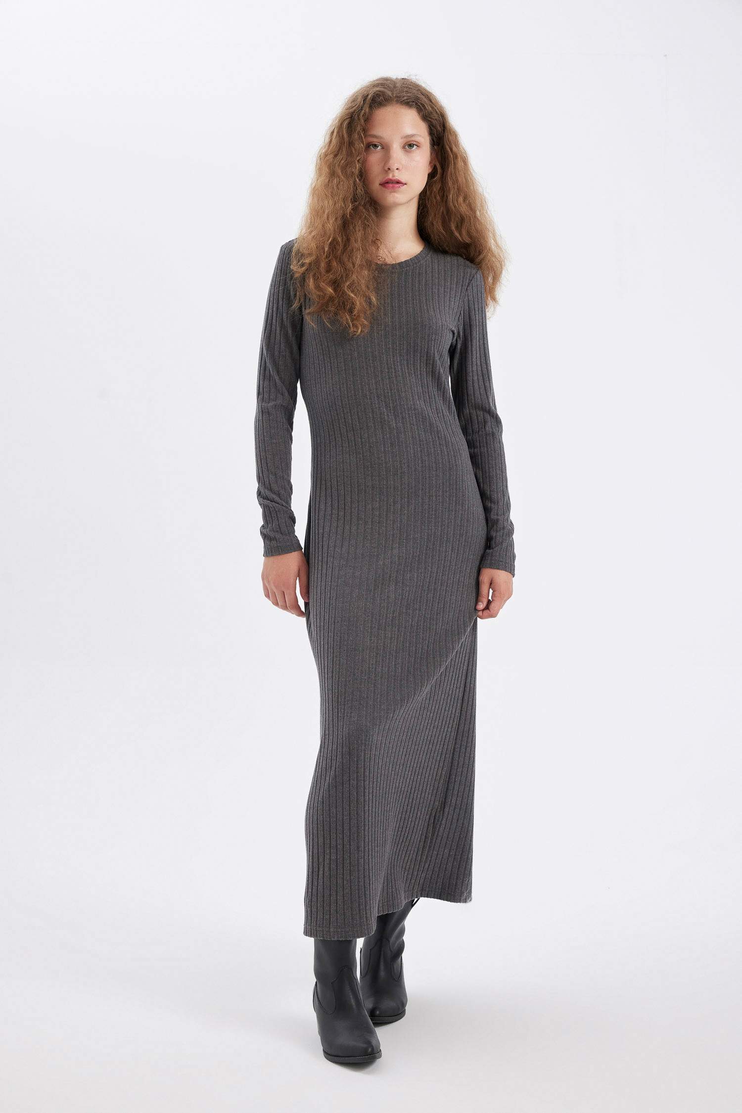 Платье с длинным рукавом