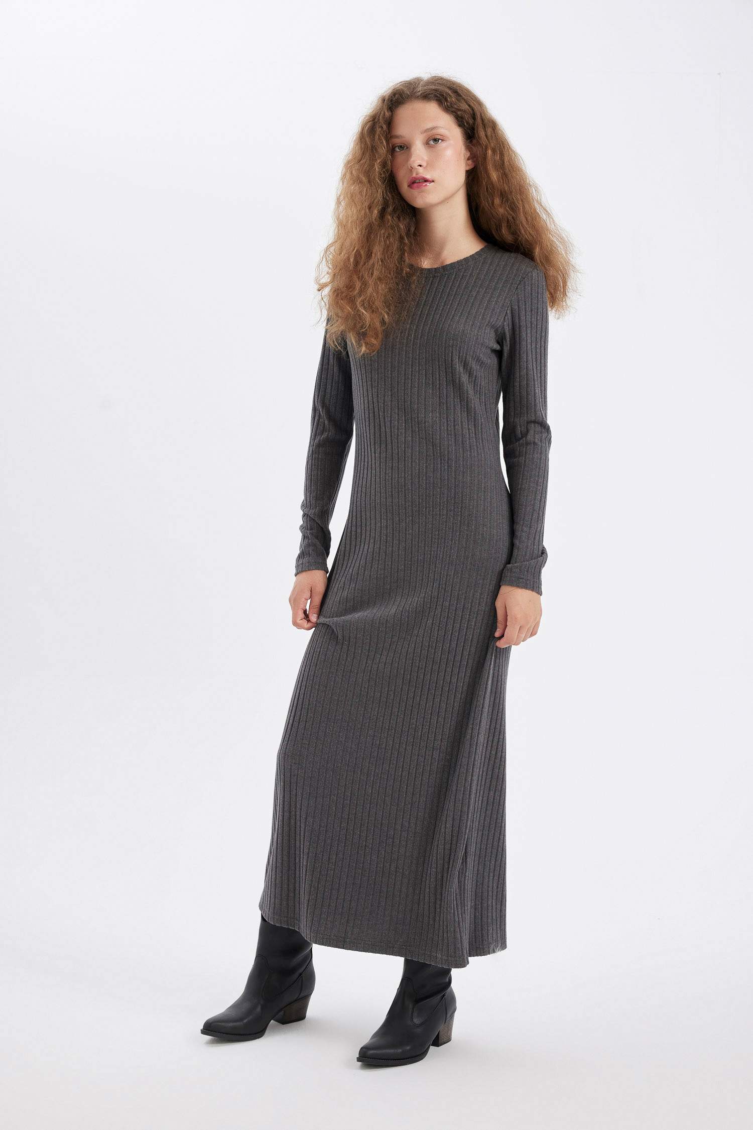 Платье с длинным рукавом