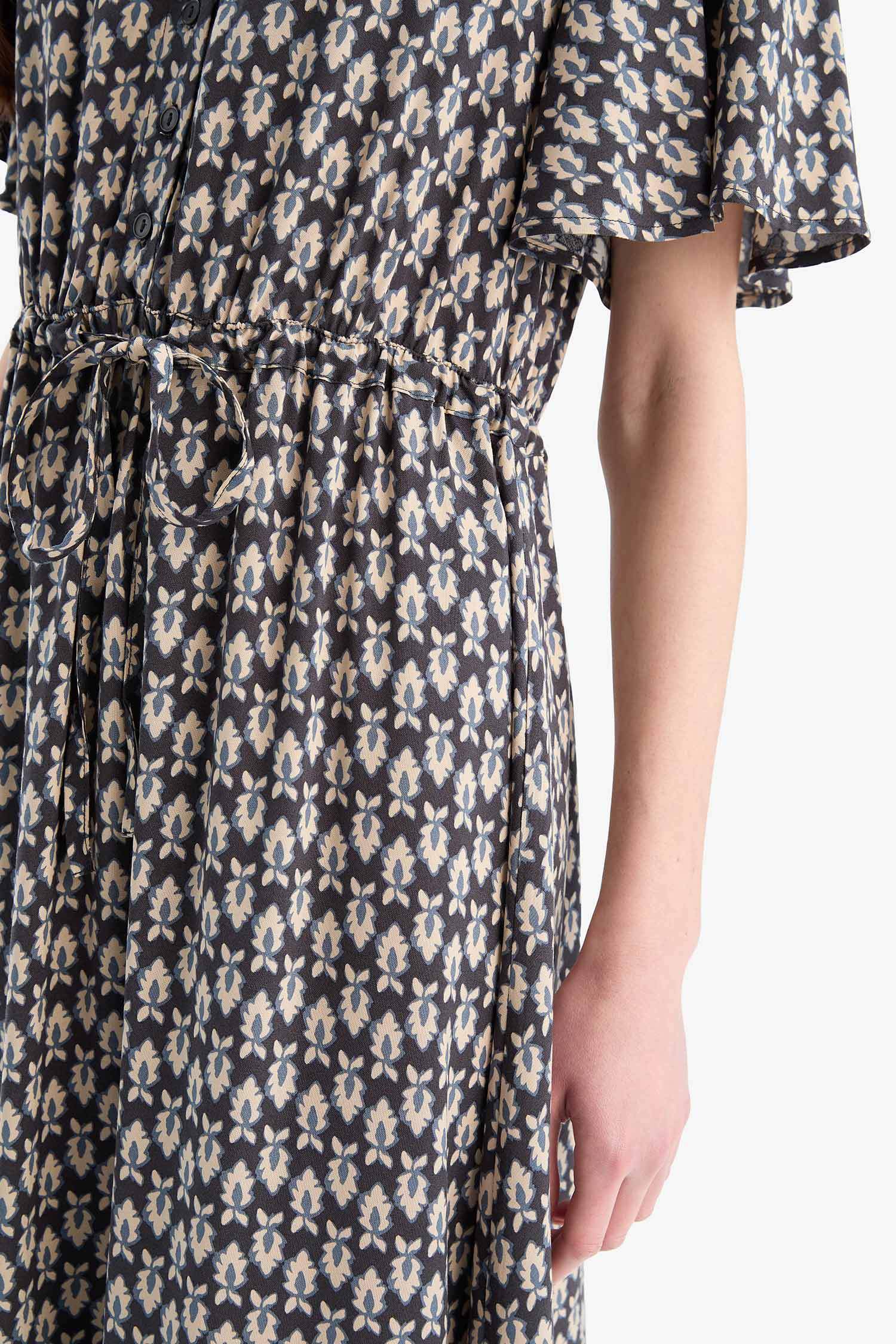 V Yaka Çiçek Desenli Bağcıklı Kısa Kollu Midi Yazlık Elbise