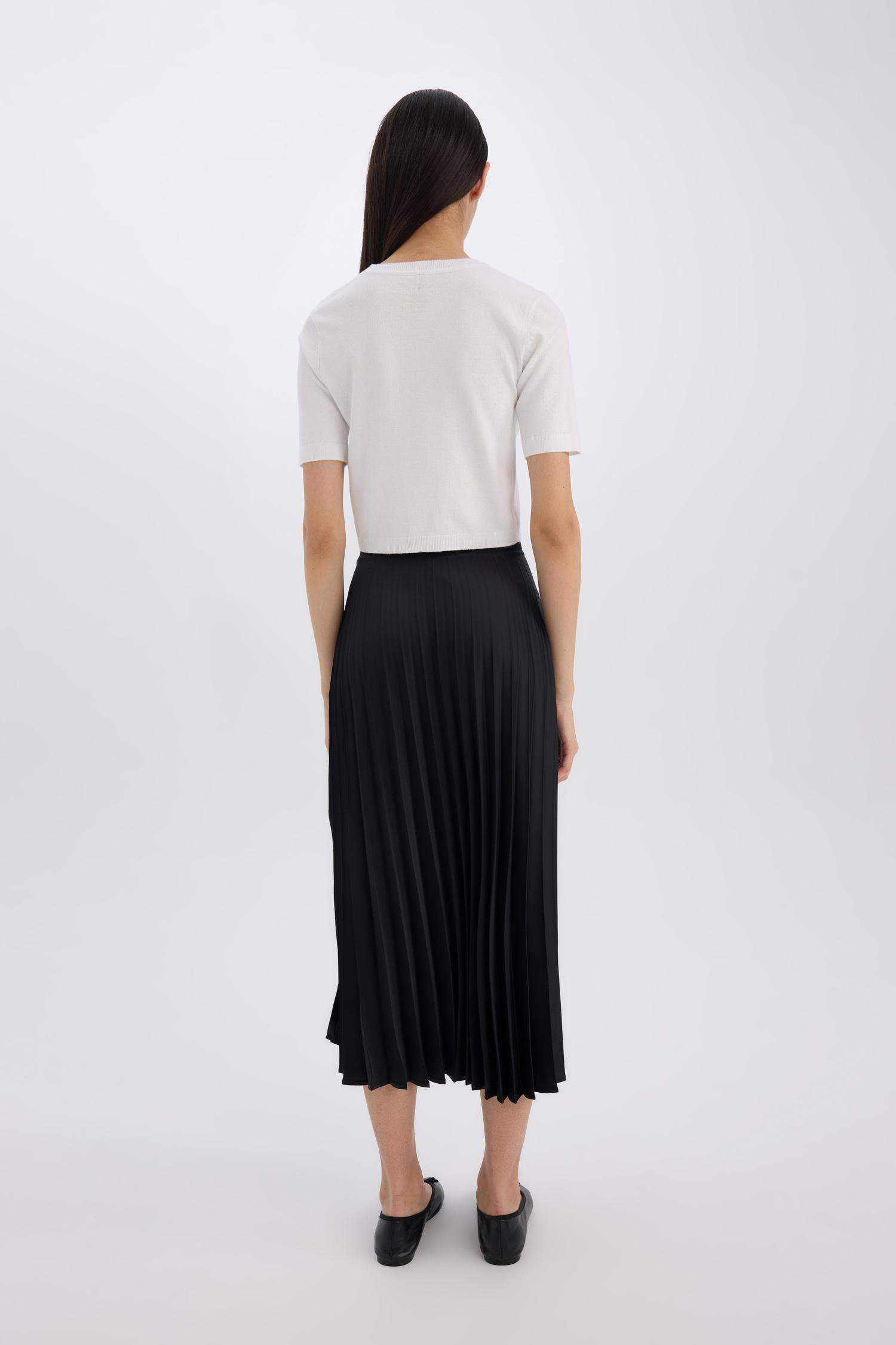 تنورة طويلة ستان بقصة A بخصر عالي بكسرات