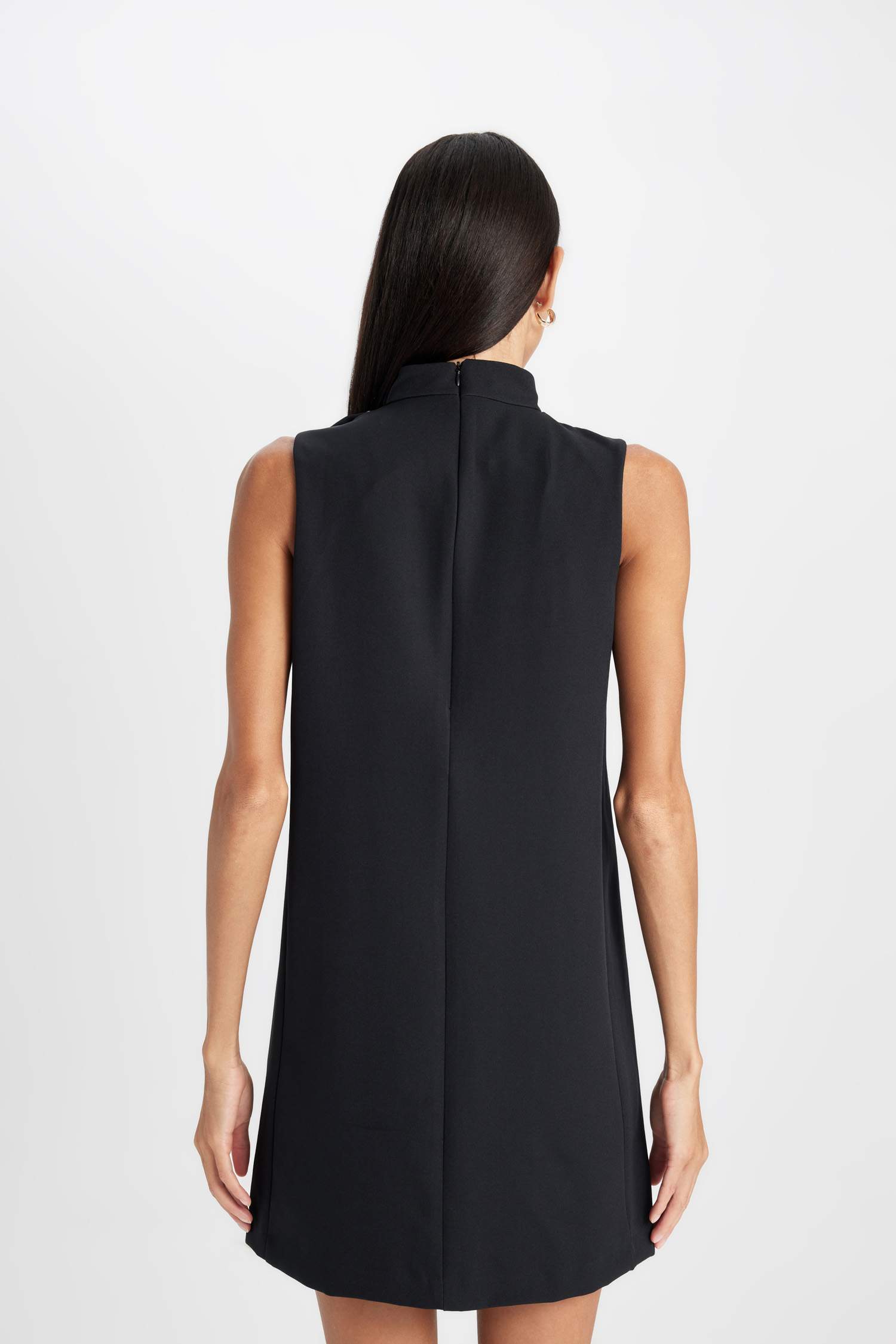 Yarım Balıkçı Yaka Basic Düz Düğmeli Kolsuz Mini Siyah Elbise