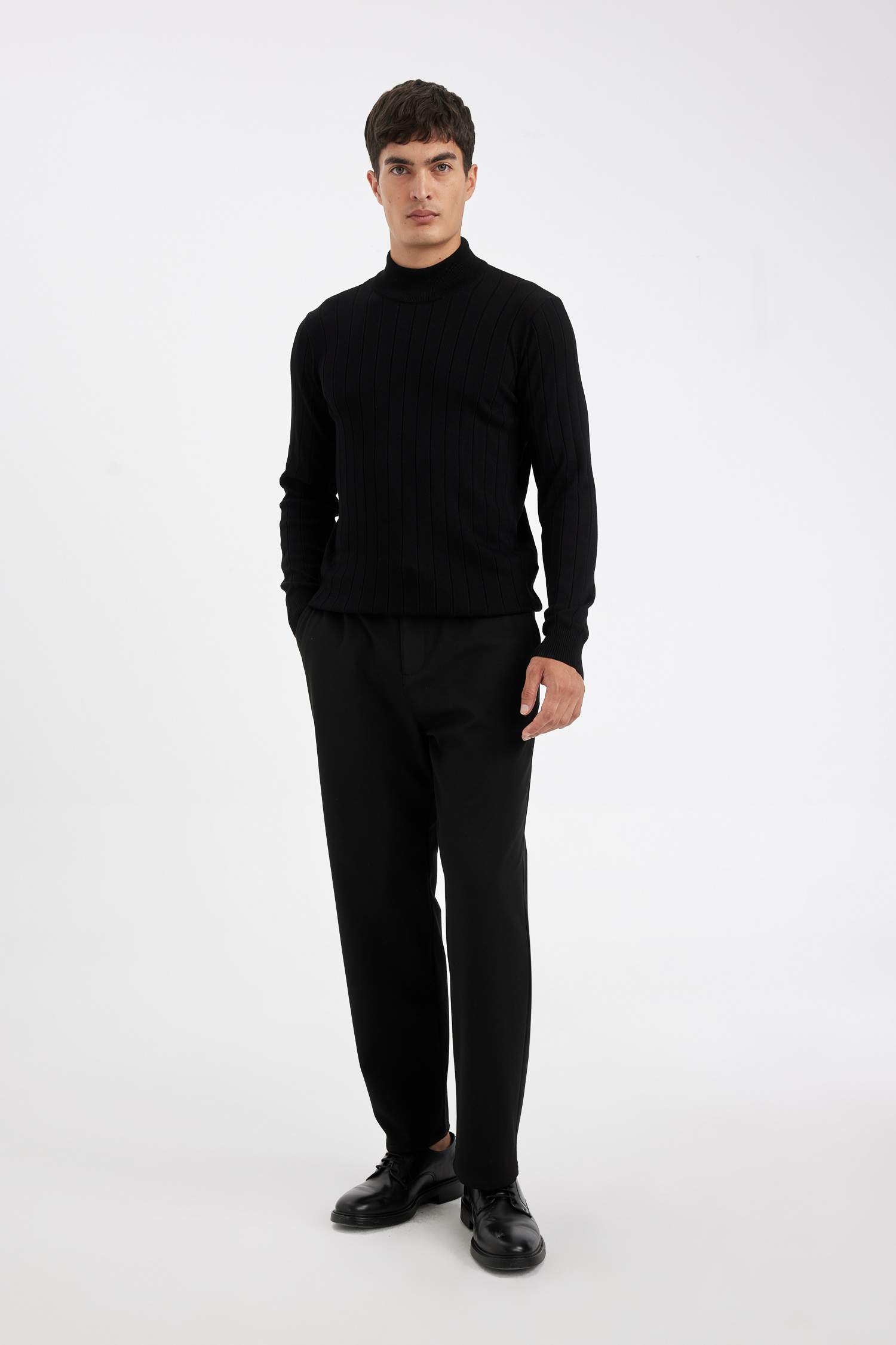 Standart Fit Normal Kesim Yarım Balıkçı Yaka Jakarlı Triko Kazak