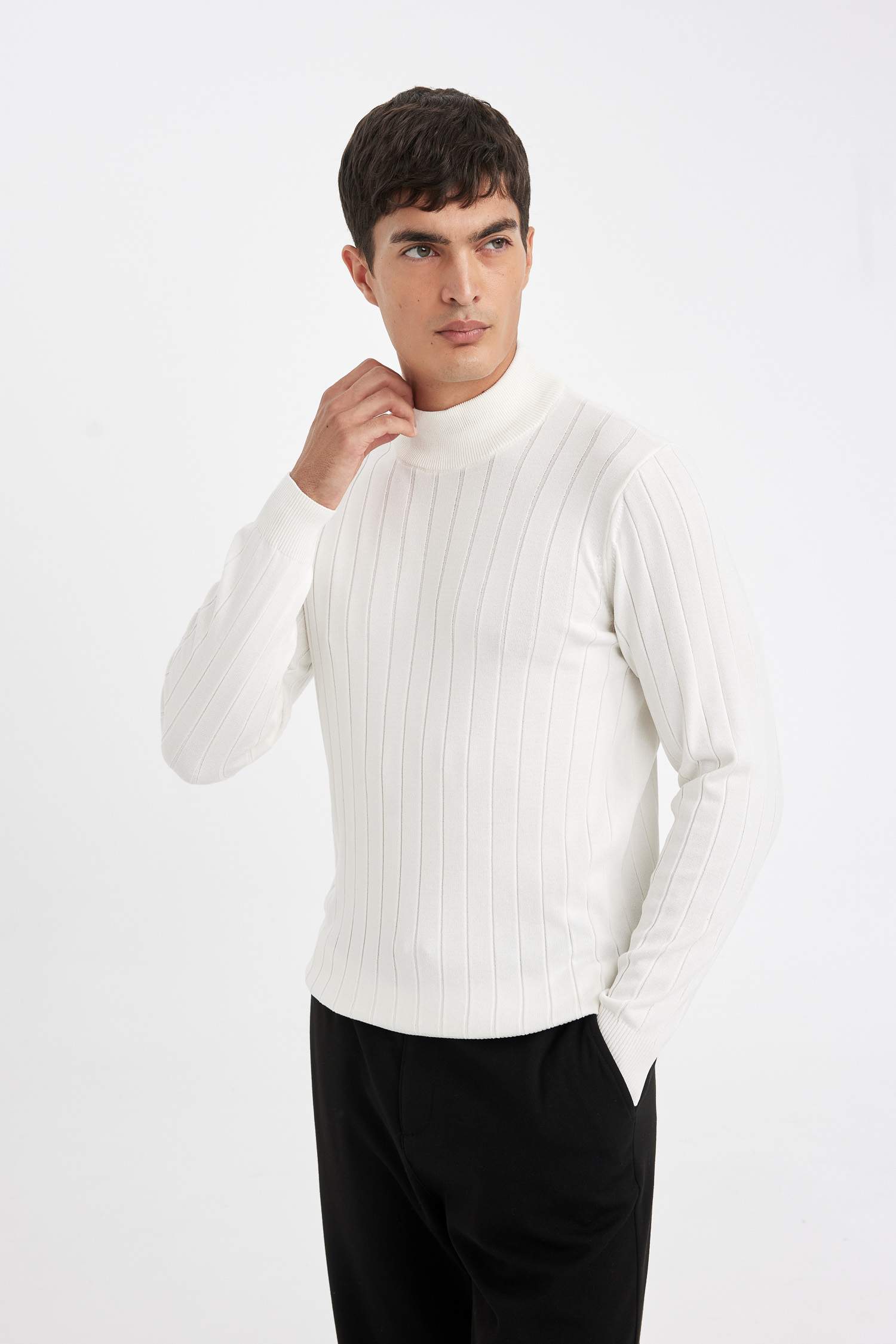 بلوفر تريكو قصة عادية بياقة عالية