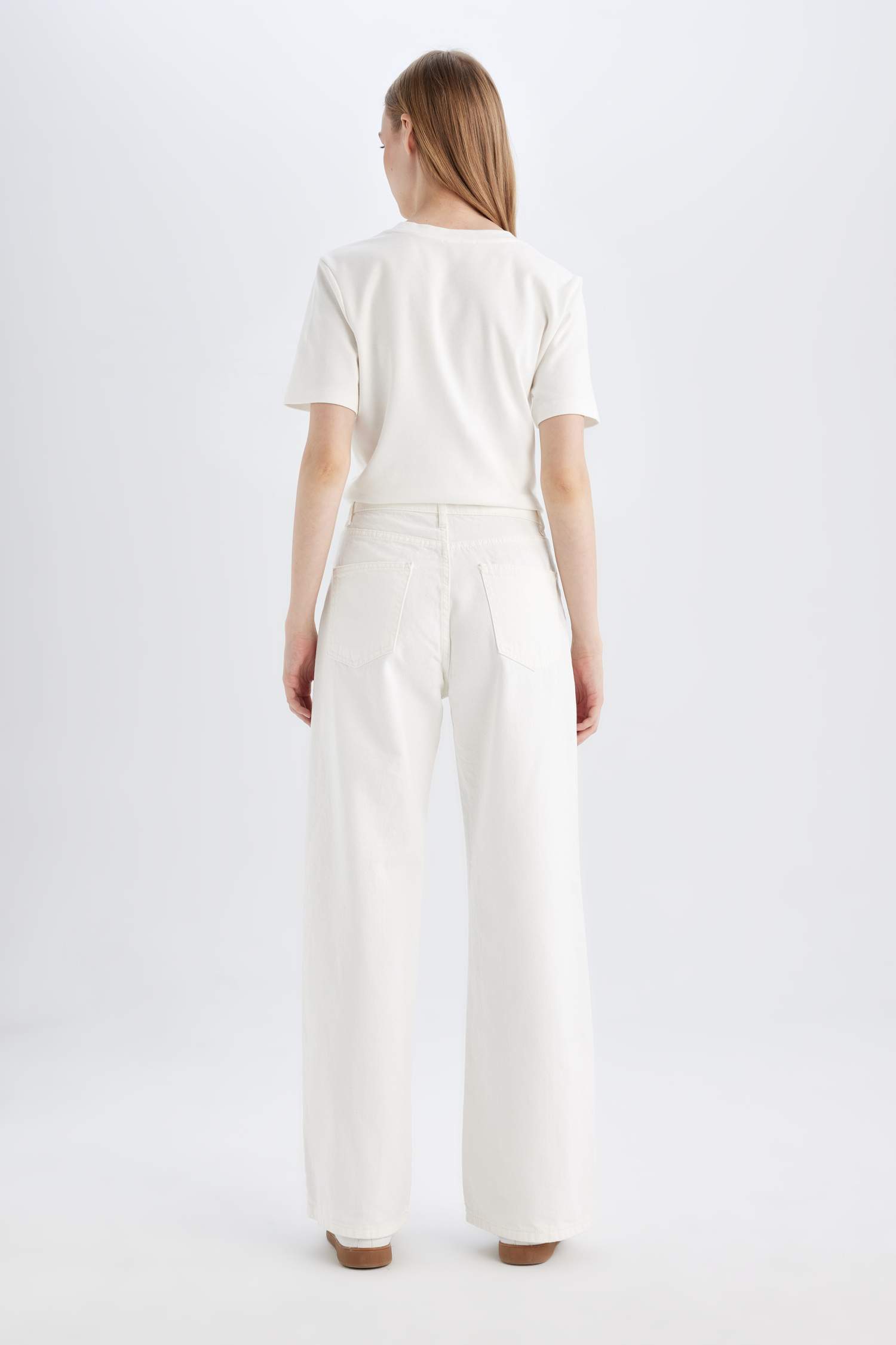 بنطرون جينز ابيض وايد ليج برجل واسع وخصر عادي