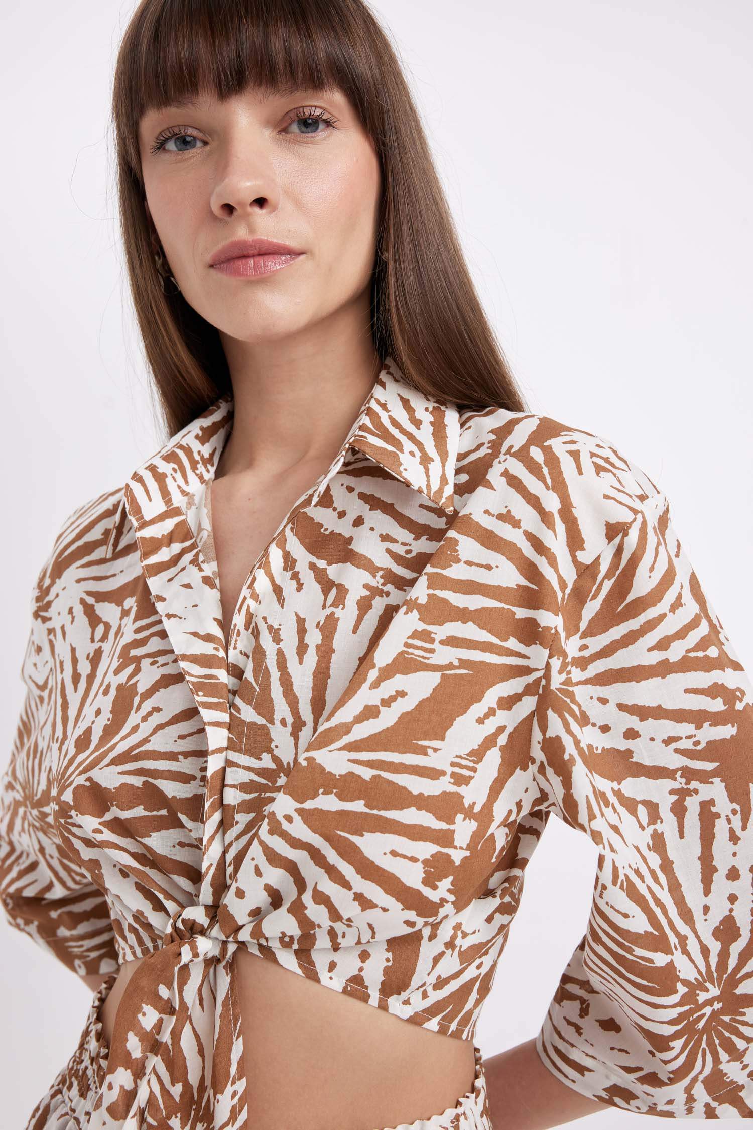 بلوزة كروب نص كم برقبة قميص