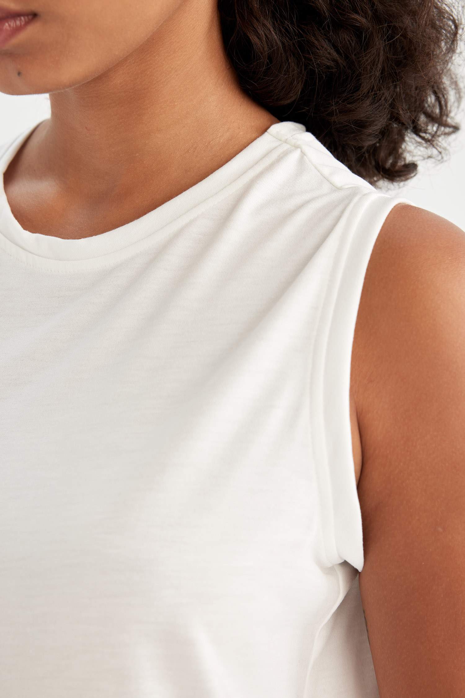 Long Fit Crew Neck Sleeveless Tank Top