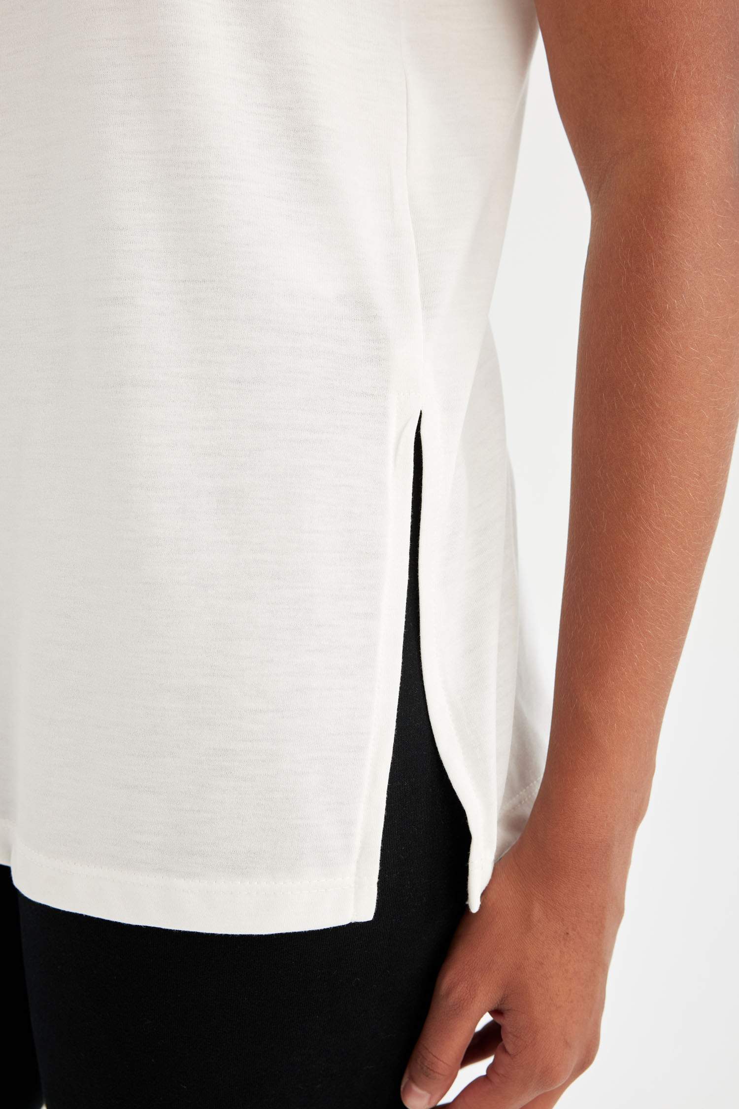 Long Fit Crew Neck Sleeveless Tank Top