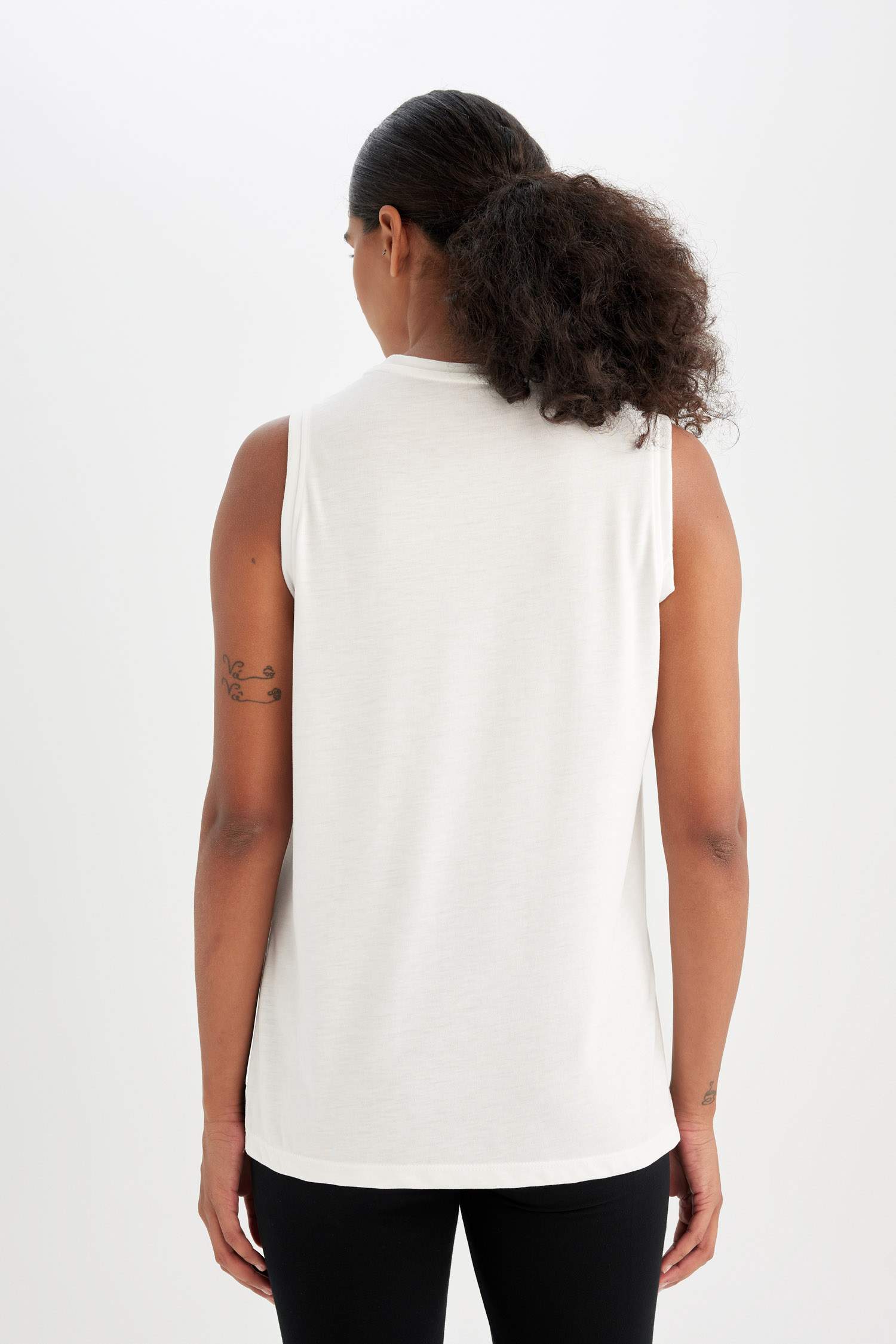 Long Fit Crew Neck Sleeveless Tank Top
