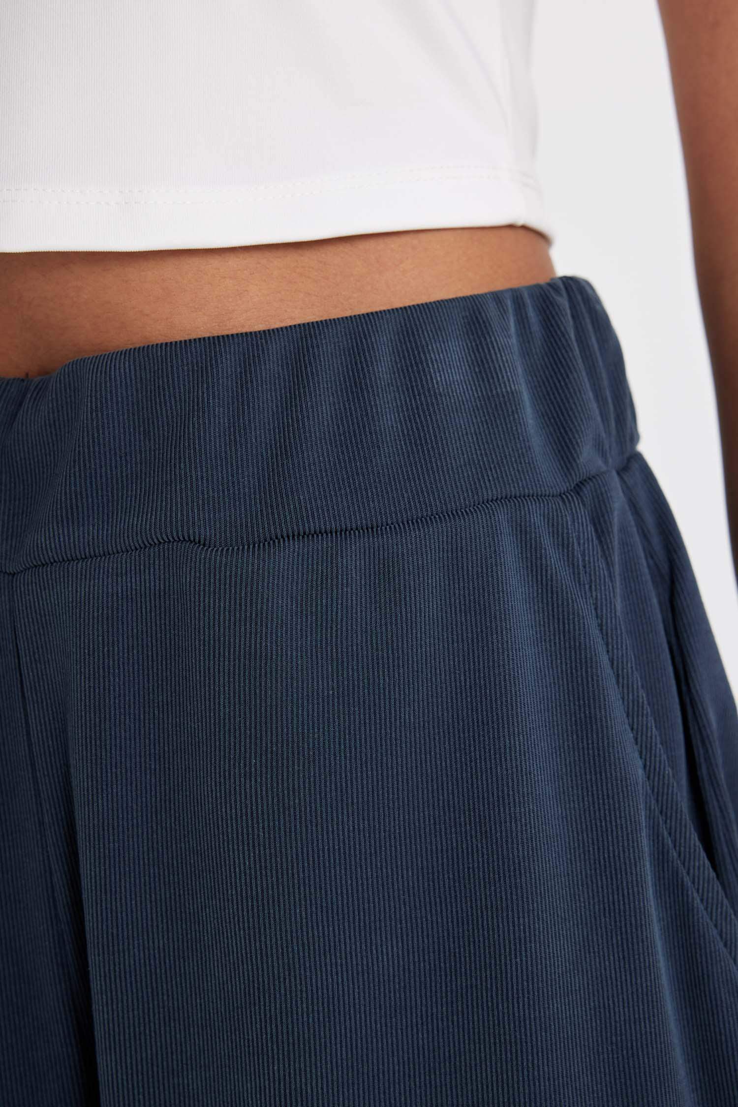 شورت رياضي قصير بجيب من DeFactoFit