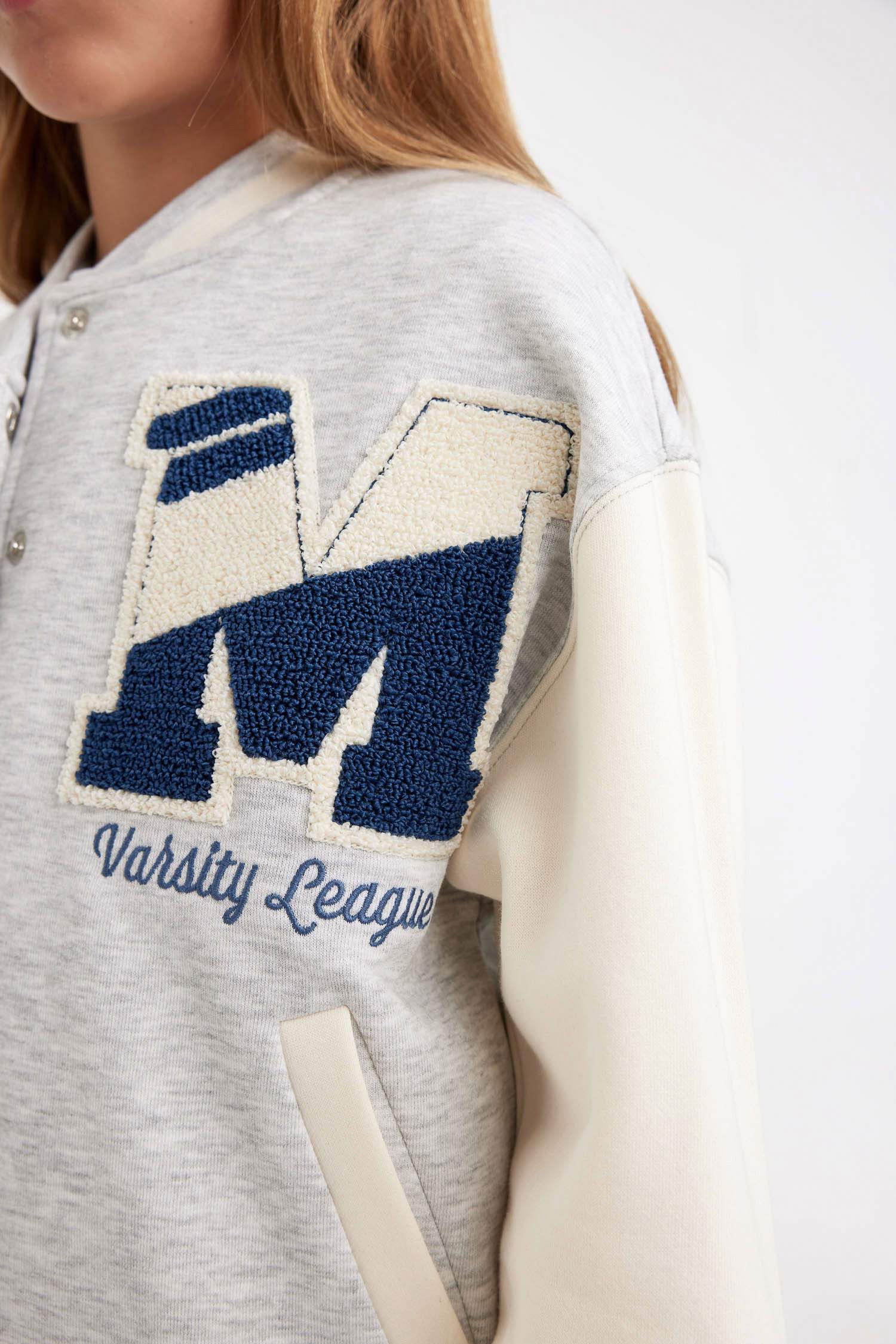 جاكيت بومبر بناتي بطبعة شعار قماش سميك اوفر سايز ببطانة ناعمة