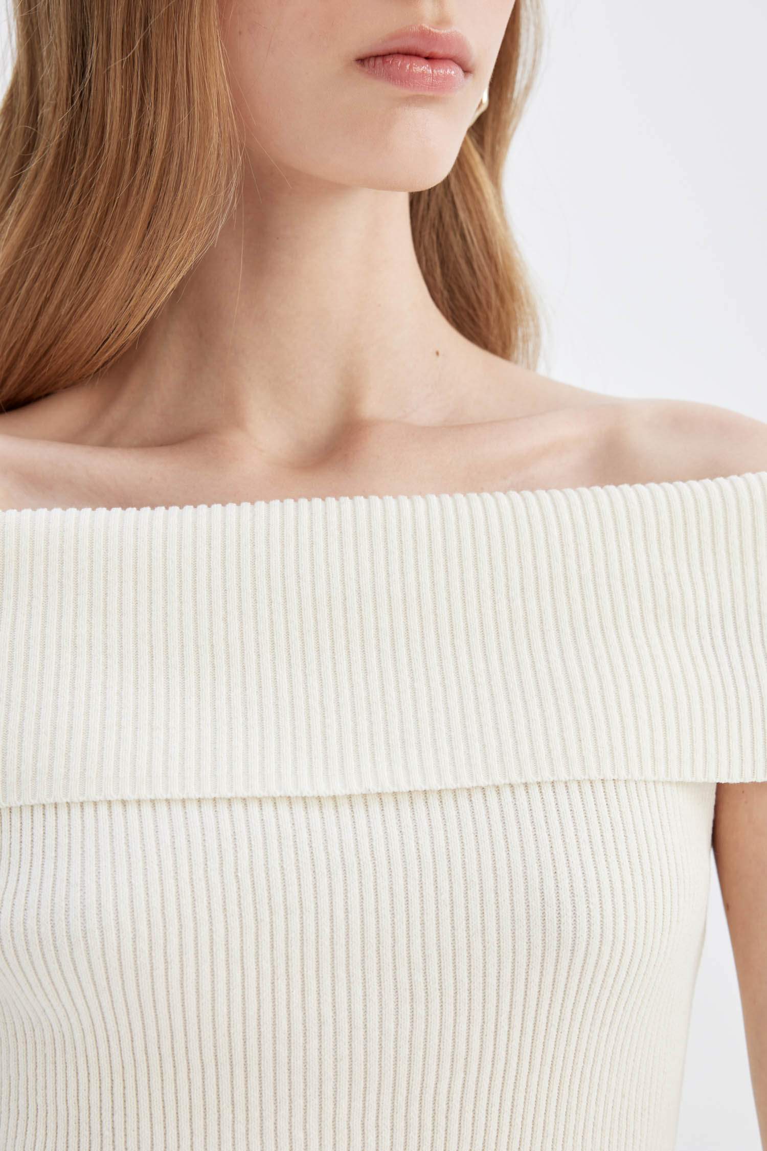 Fitted Open Shoulder Basic Knit T-Shirt