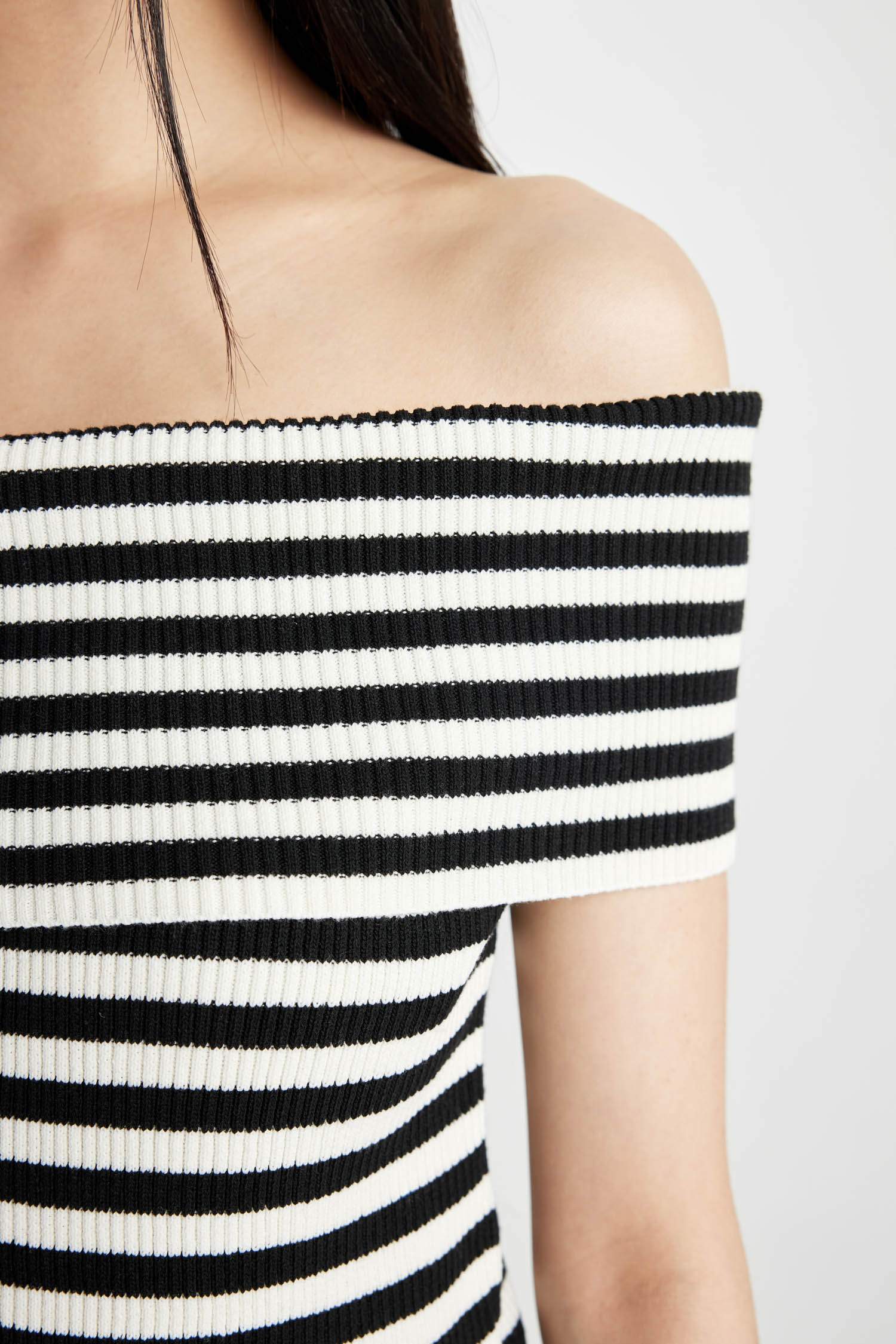 بلوز سليم فيت مضلع بكتف مفتوح