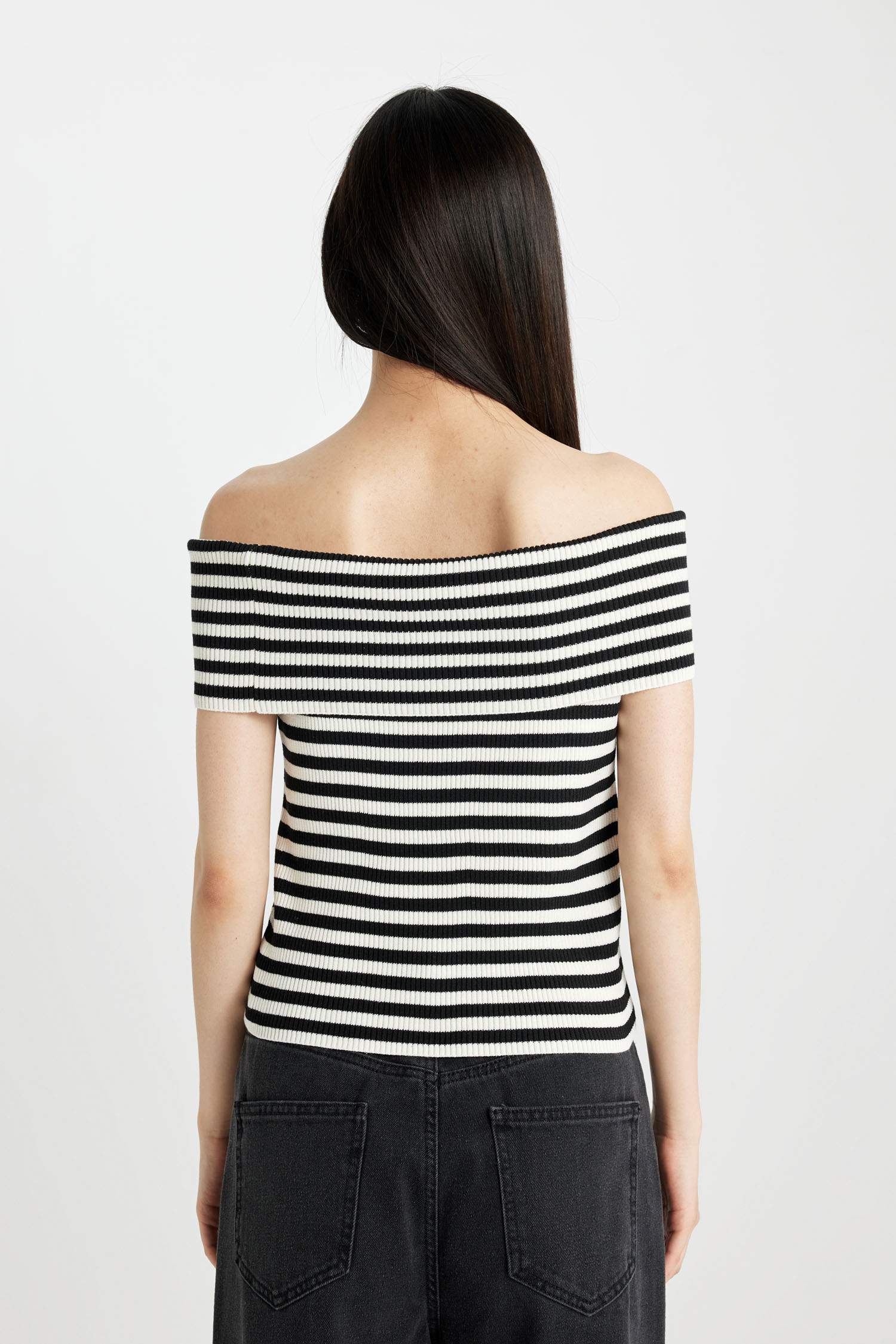 بلوز سليم فيت مضلع بكتف مفتوح