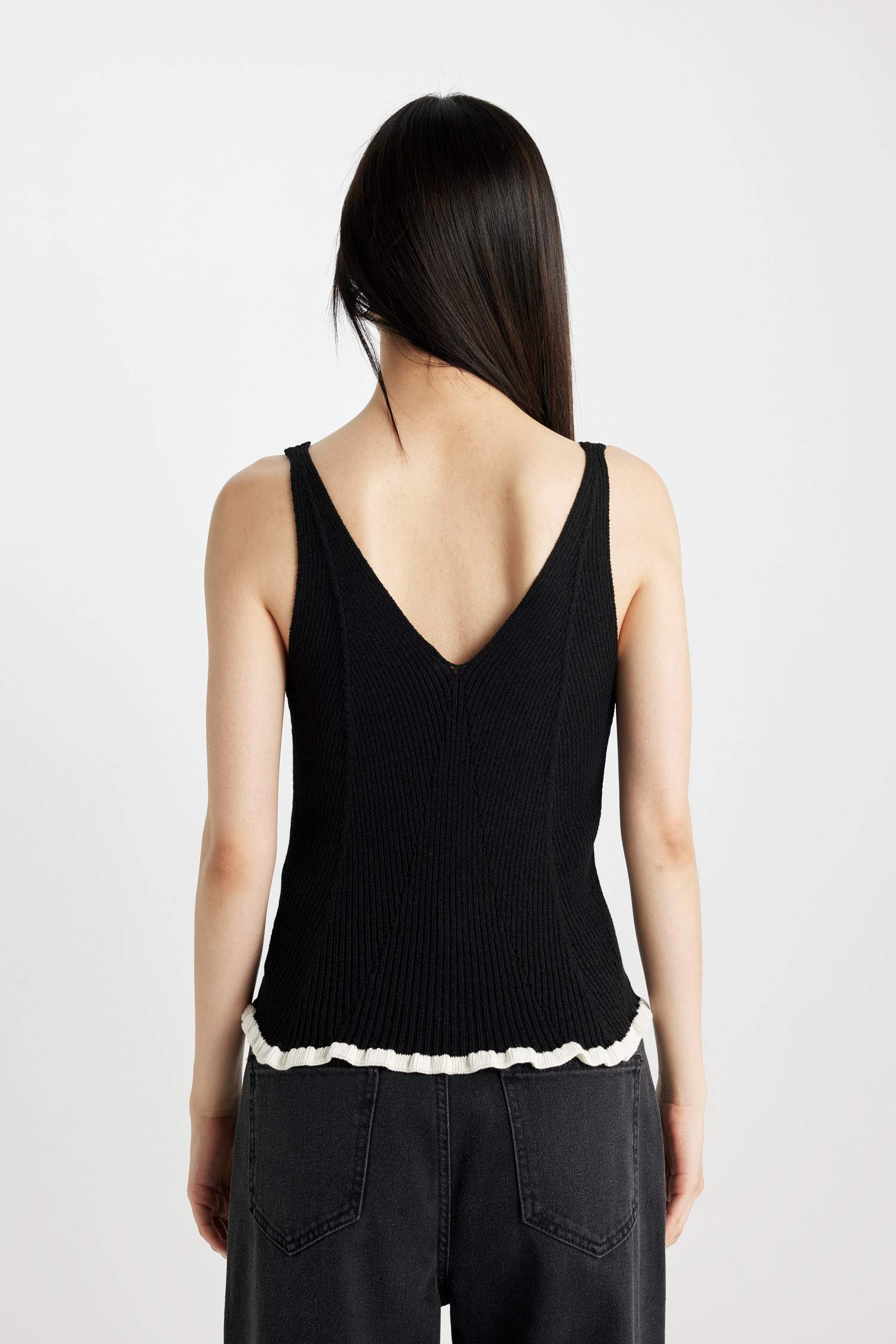 فانيلة سليم فيت بياخة V بدون ردن