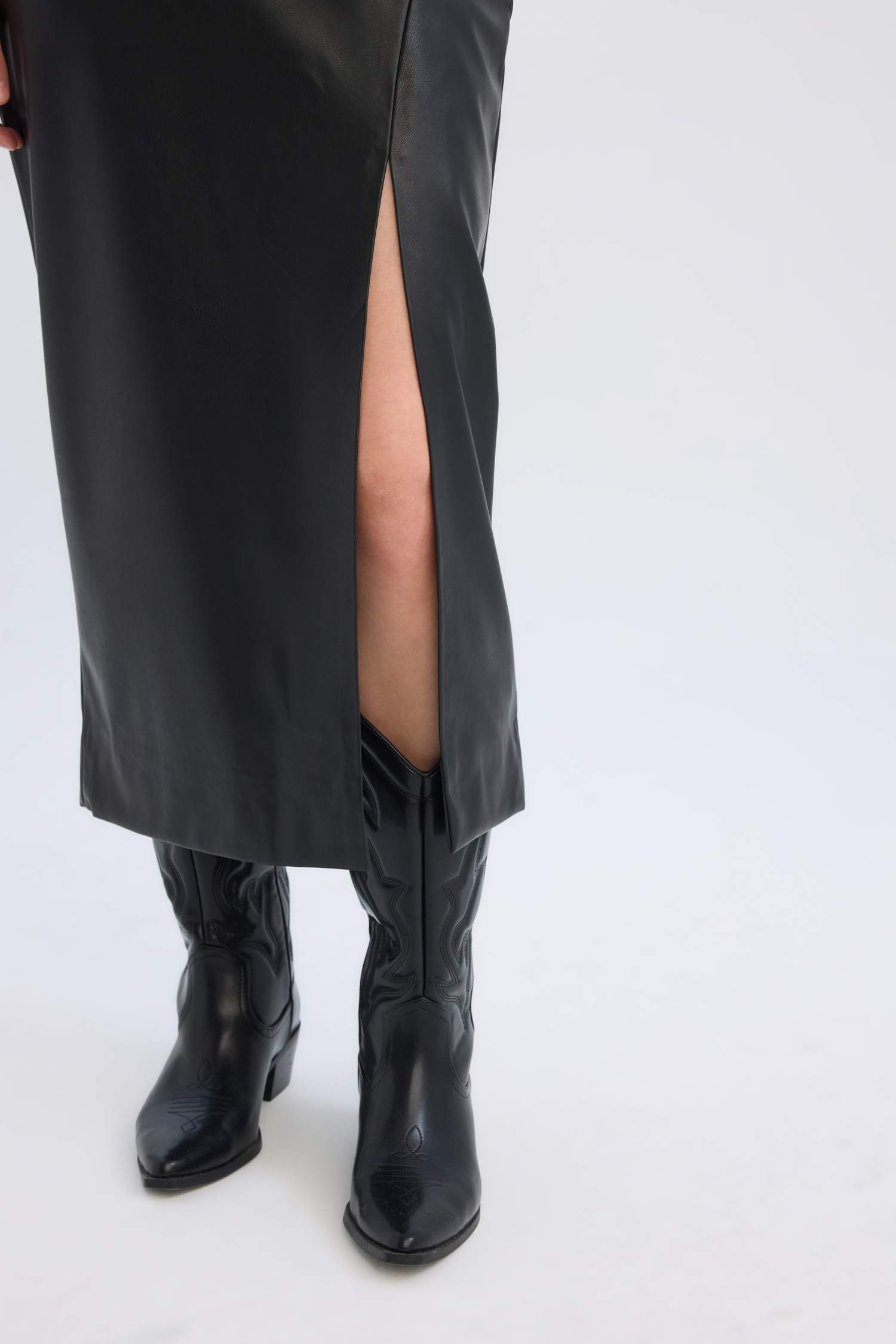 Kalem Yüksek Bel Yırtmaçlı Suni Deri Midi Siyah Etek