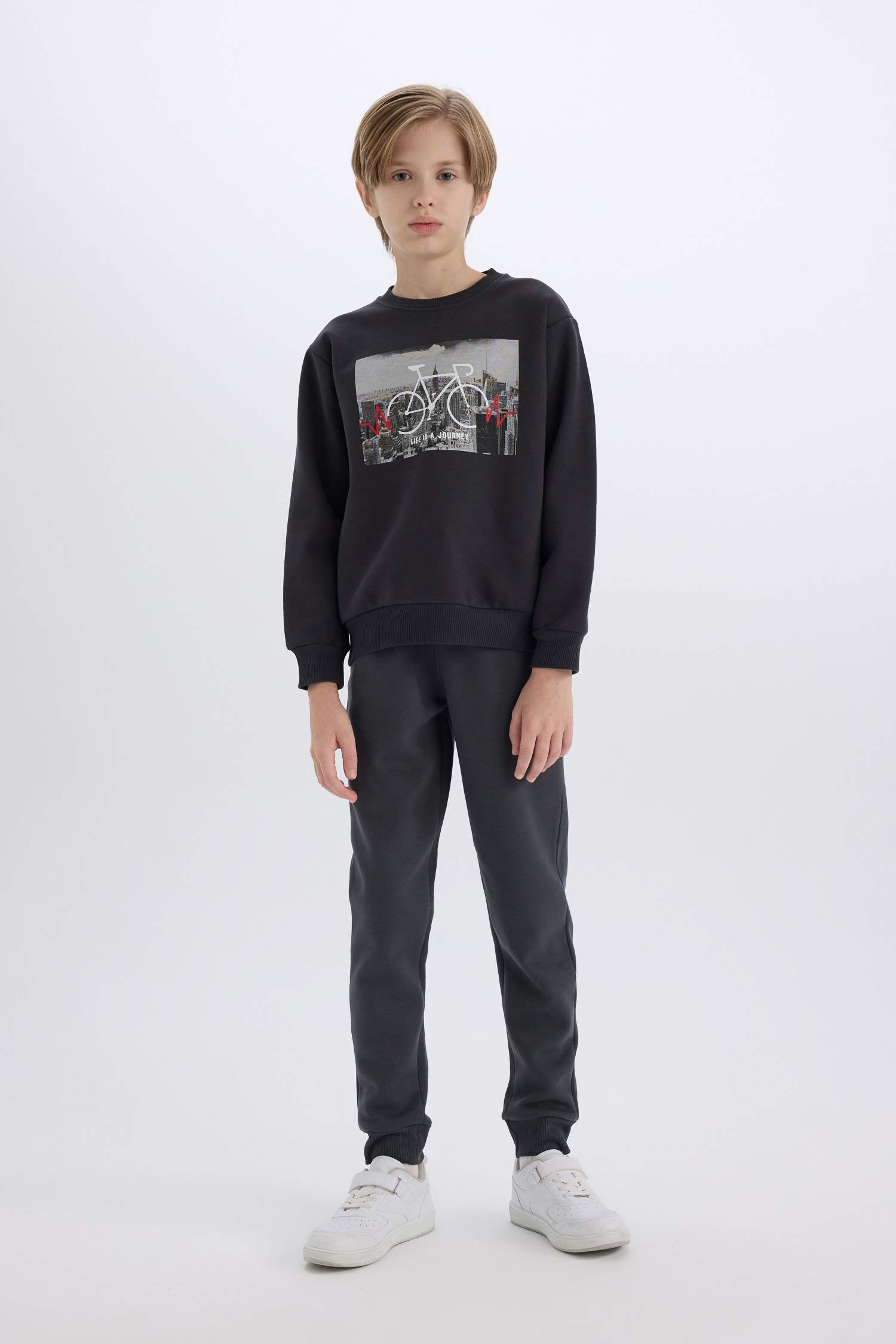 سويت شيرت قصة عادية بياقة مستديرة