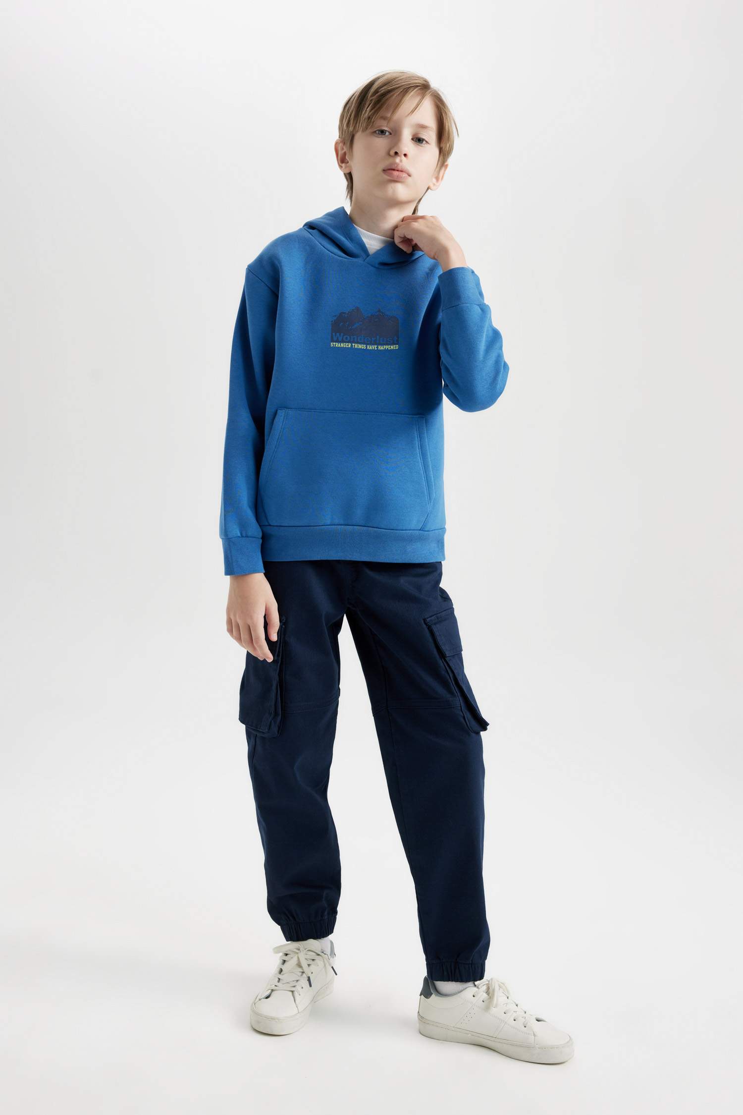 سويت شيرت ولادي ثقيل قصة عادية بجيب وطبعة من الخلف