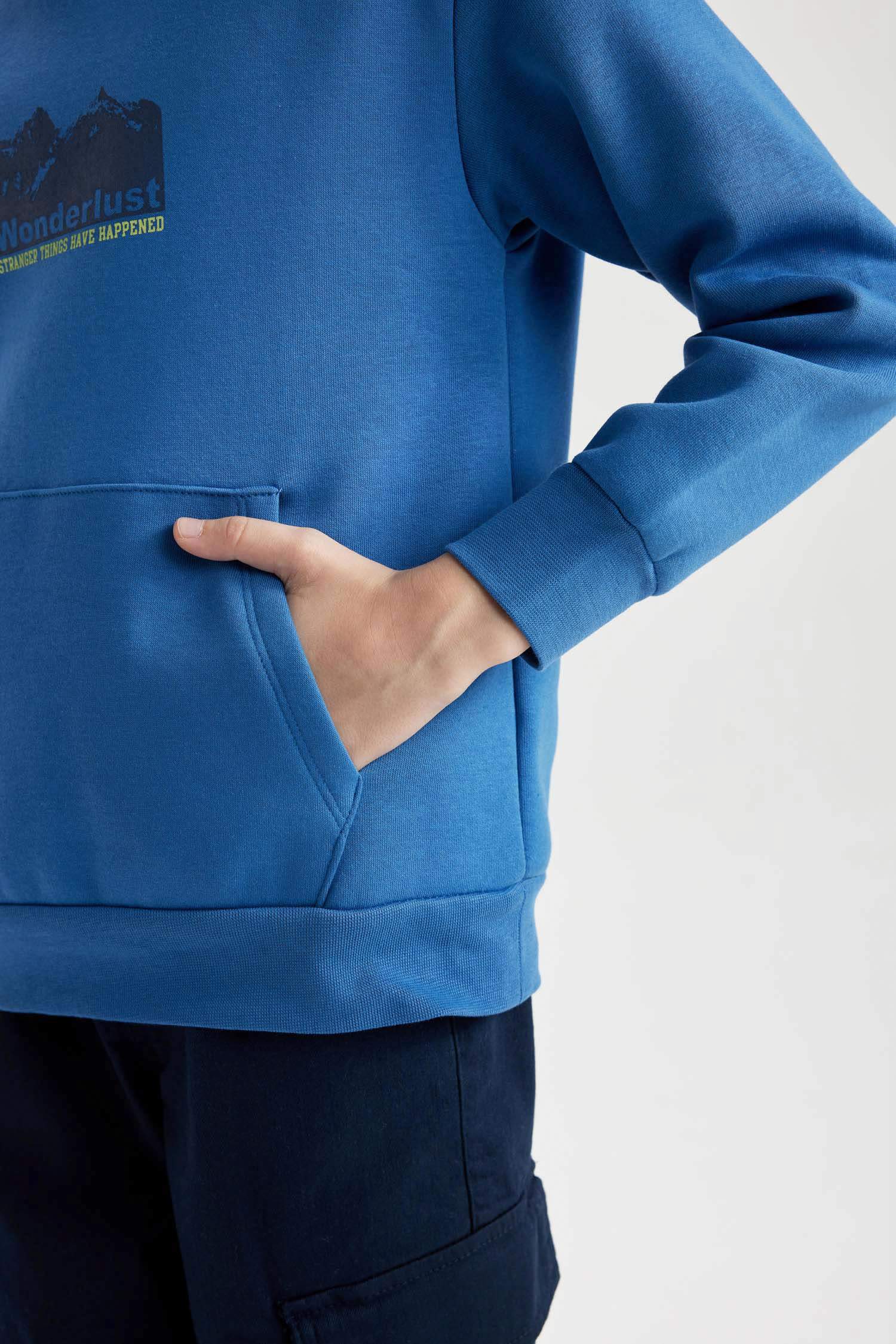 سويت شيرت ولادي ثقيل قصة عادية بجيب وطبعة من الخلف