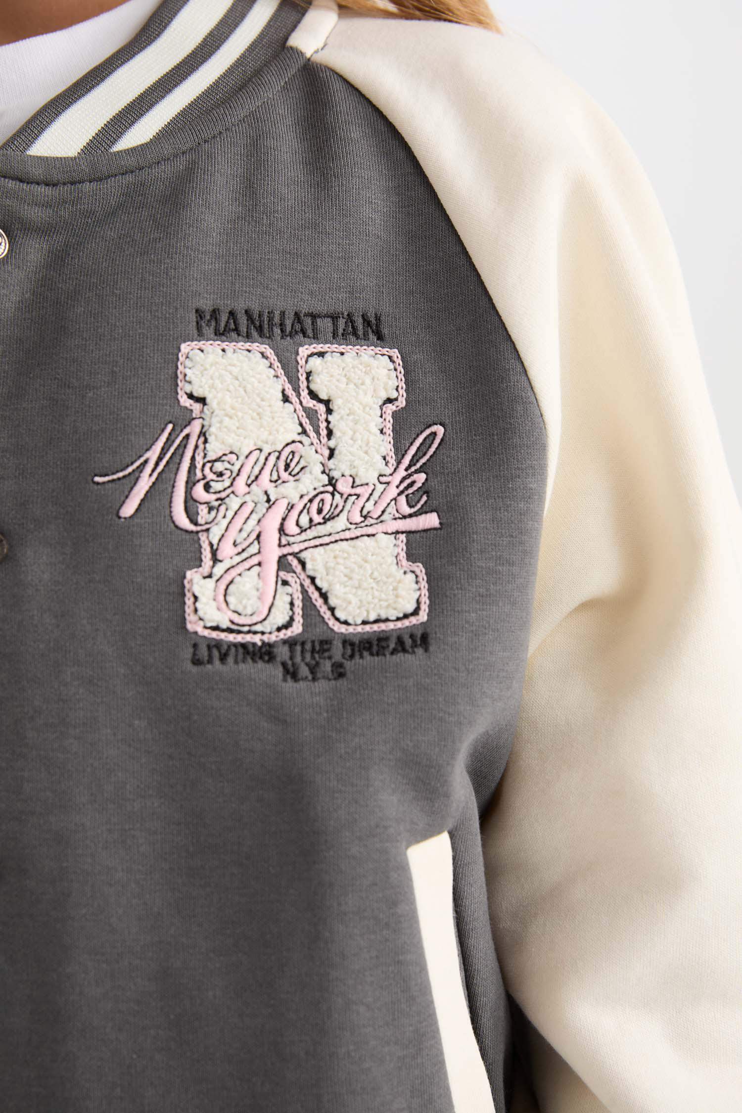 Kız Çocuk Nakışlı Kolej Yaka Çıtçıtlı İçi Yumuşak Tüylü Bomber Ceket