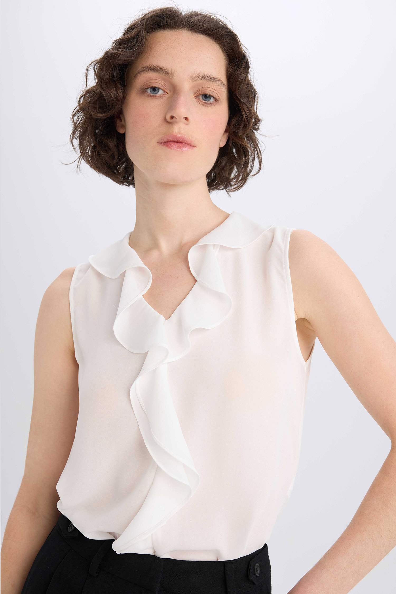 Regular Fit V Yaka Şifon Kolsuz Bluz