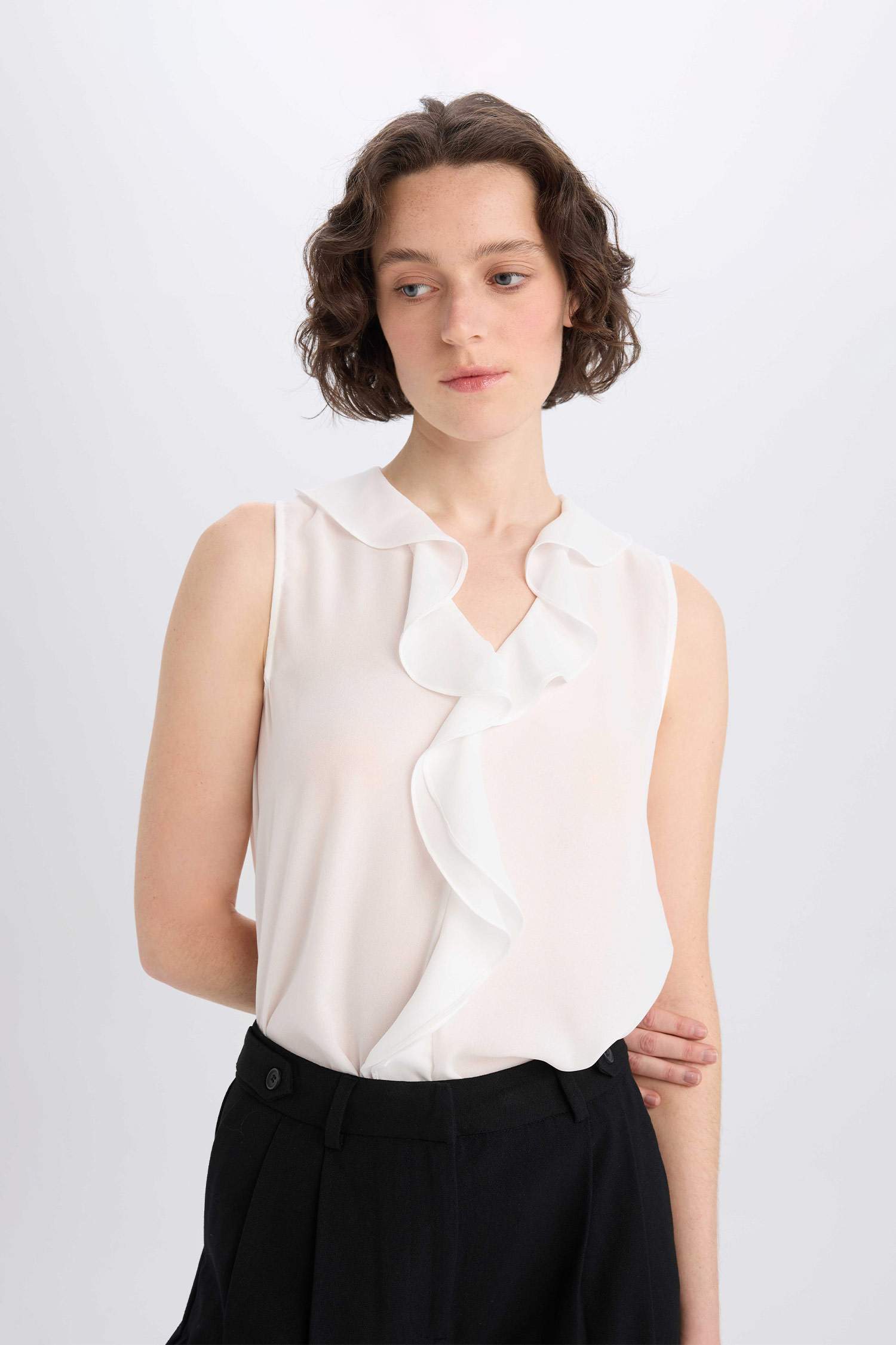 Regular Fit V Yaka Şifon Kolsuz Bluz