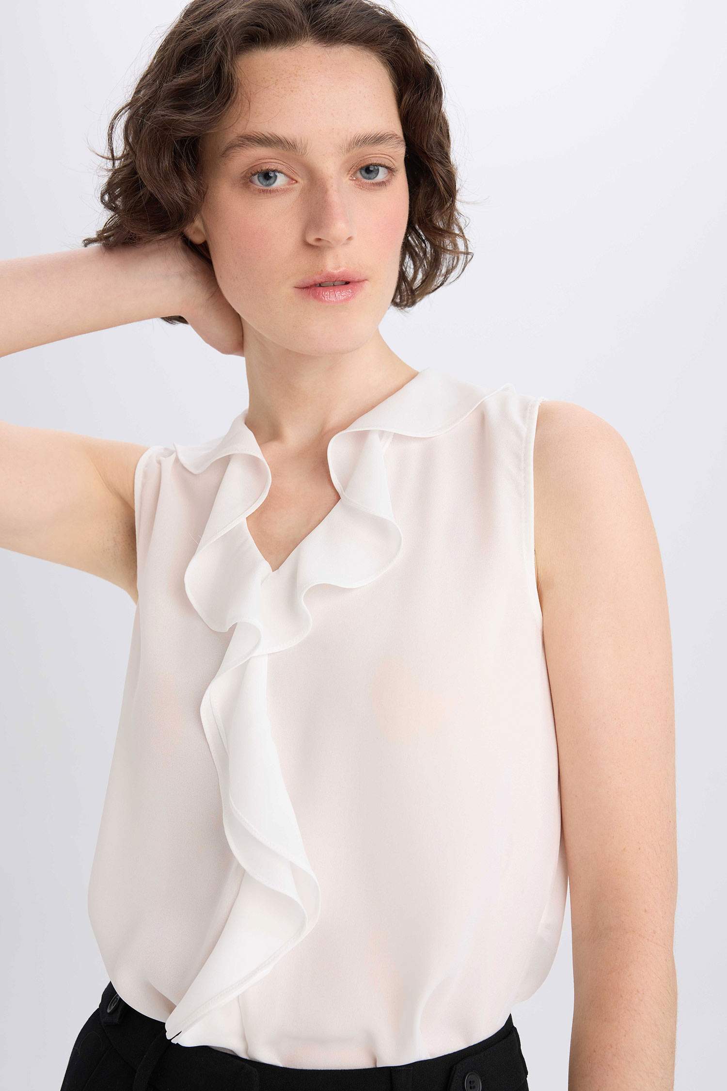 Regular Fit V Yaka Şifon Kolsuz Bluz