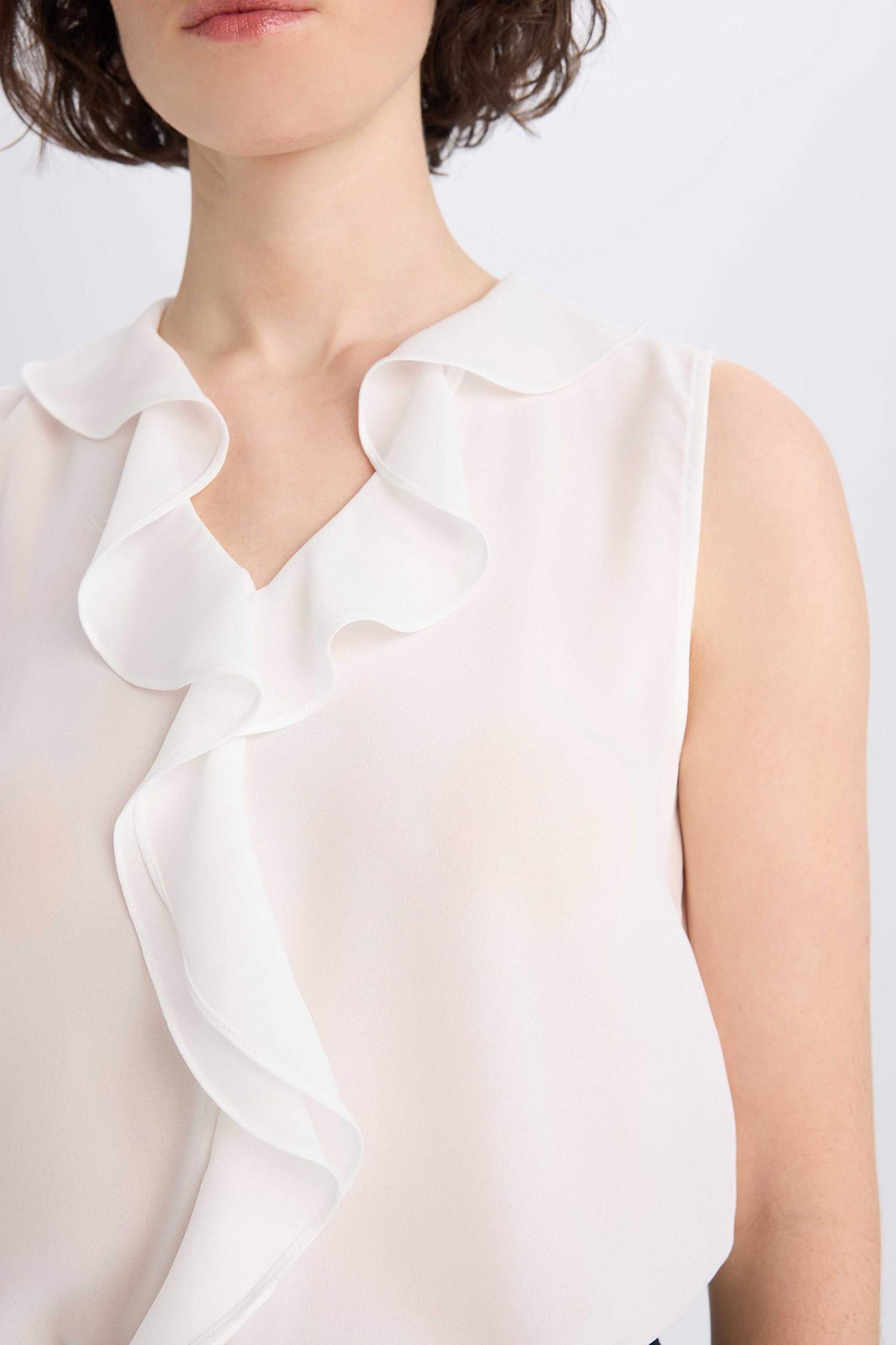 Regular Fit V Yaka Şifon Kolsuz Bluz