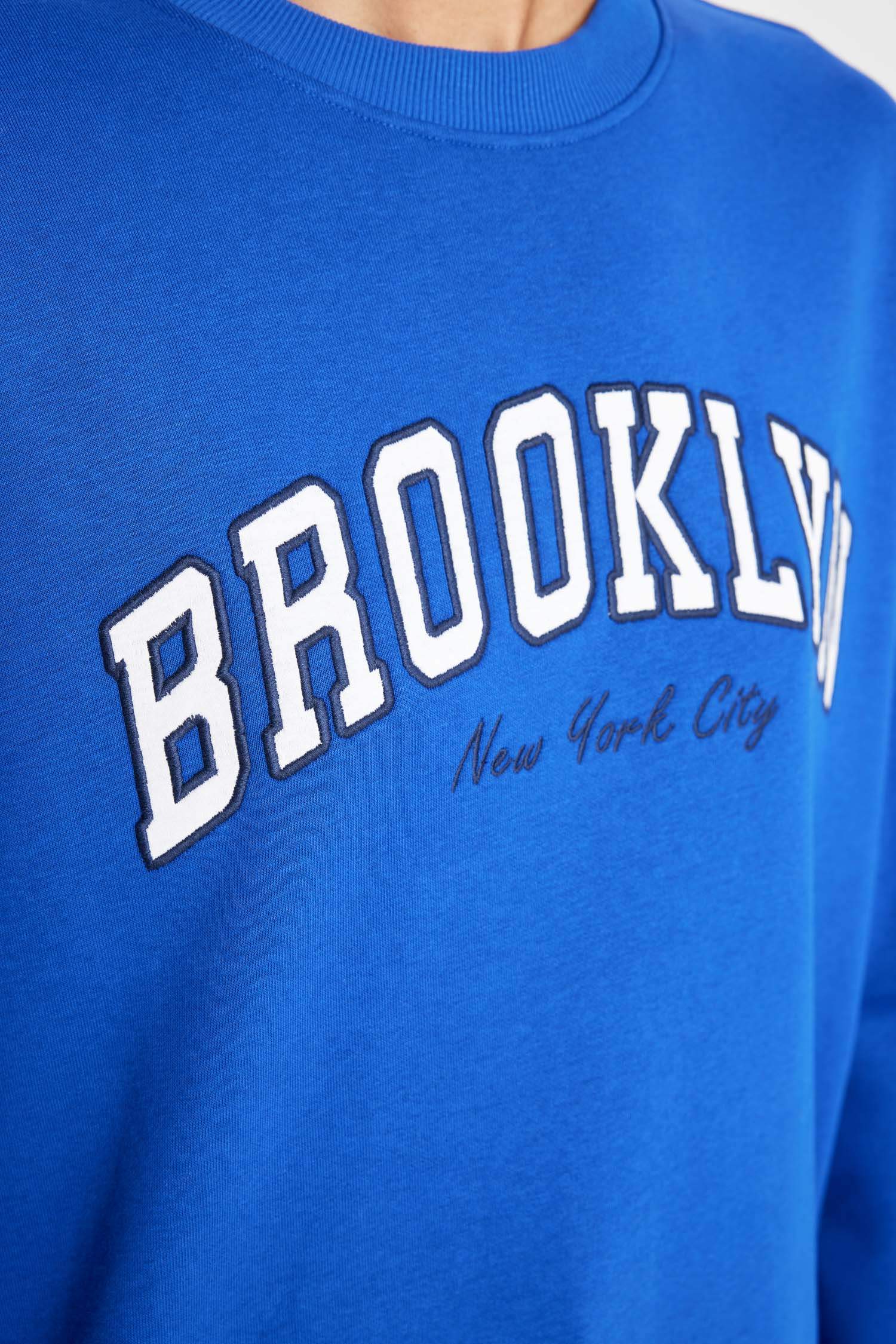 Свитшот оверсайз с круглым вырезом с принтом города из плотной ткани для женщин