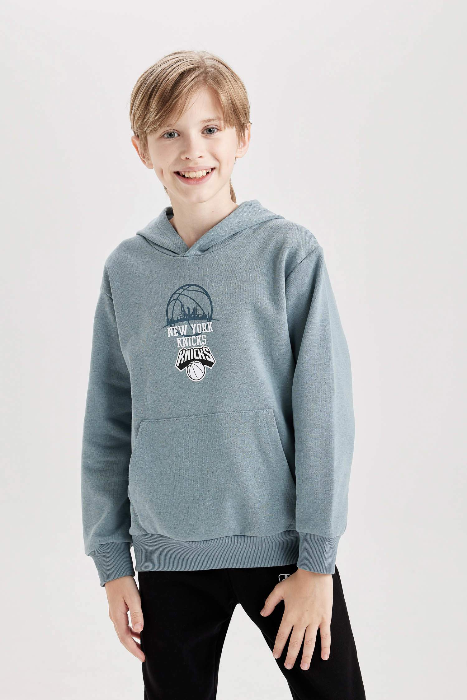 Erkek Çocuk NBA New York Knicks Kapüşonlu Sırt Baskılı Sweatshirt