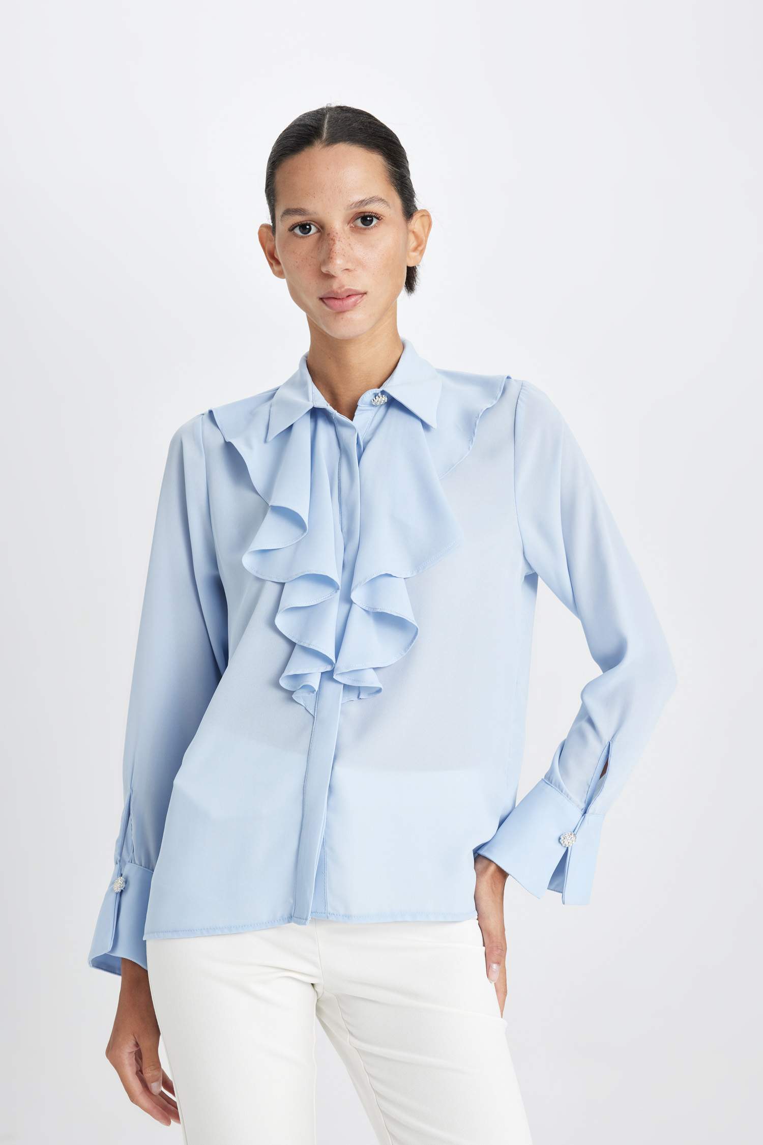 Regular Fit Volanlı Yaka Taşlı Düğmeli Krep Uzun Kollu Bluz