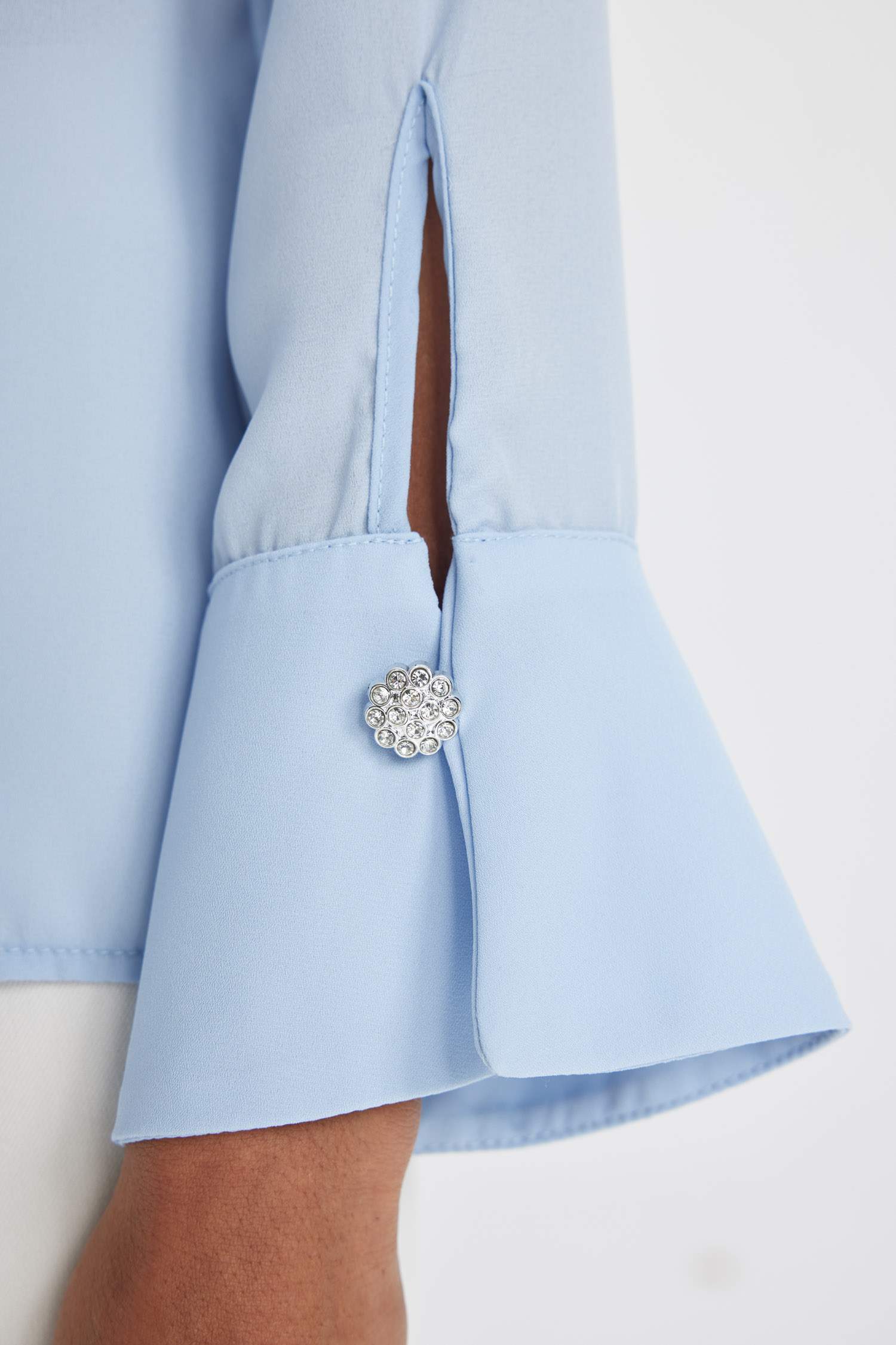 Regular Fit Volanlı Yaka Taşlı Düğmeli Krep Uzun Kollu Bluz