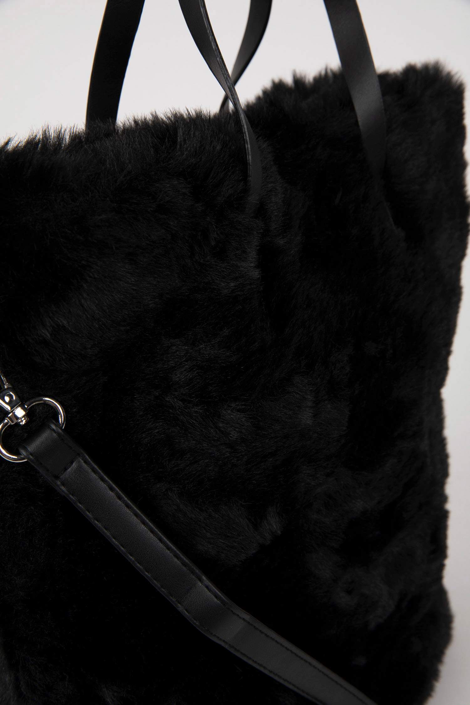 جنطة يد قطيفة