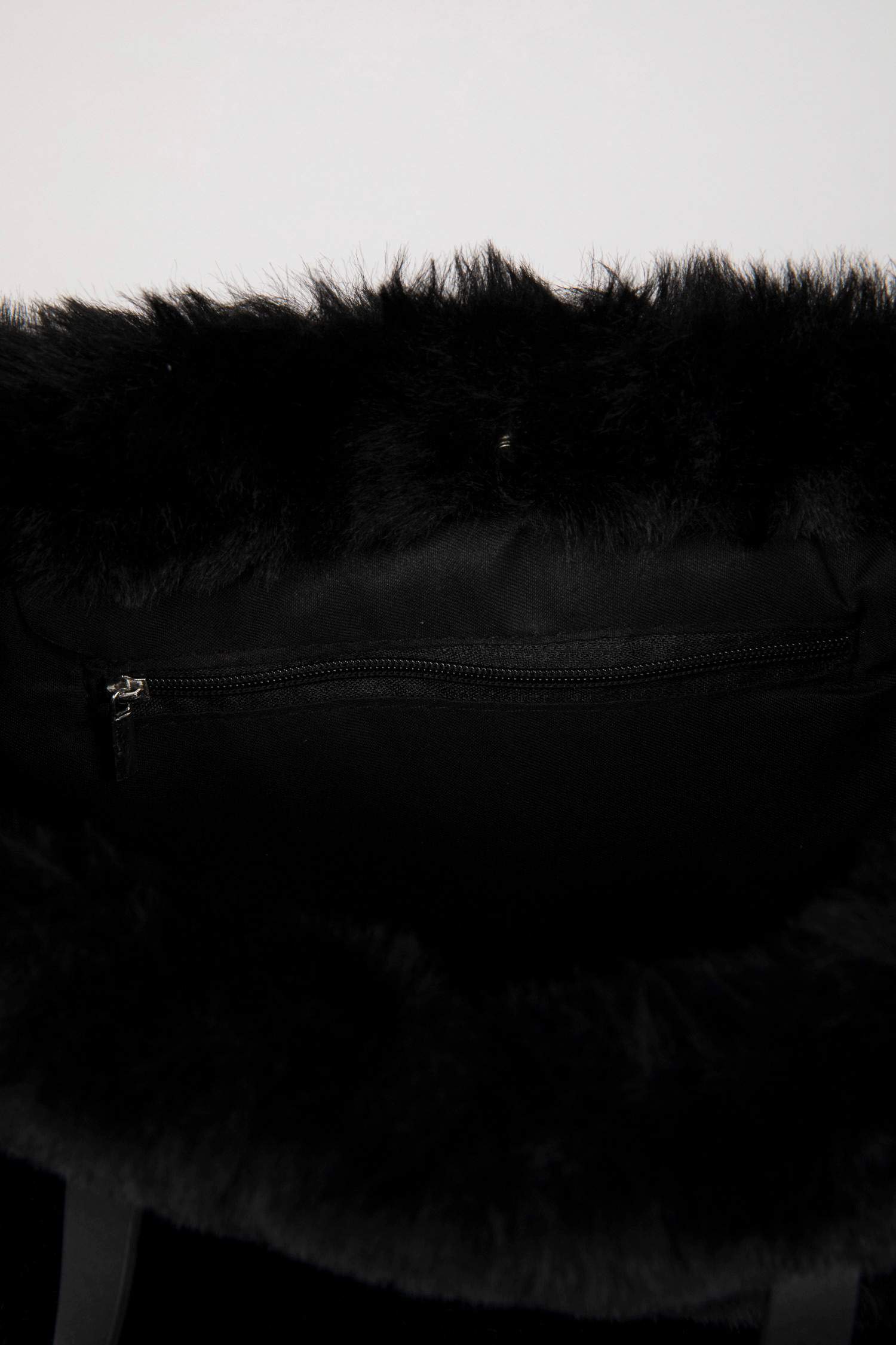 جنطة يد قطيفة