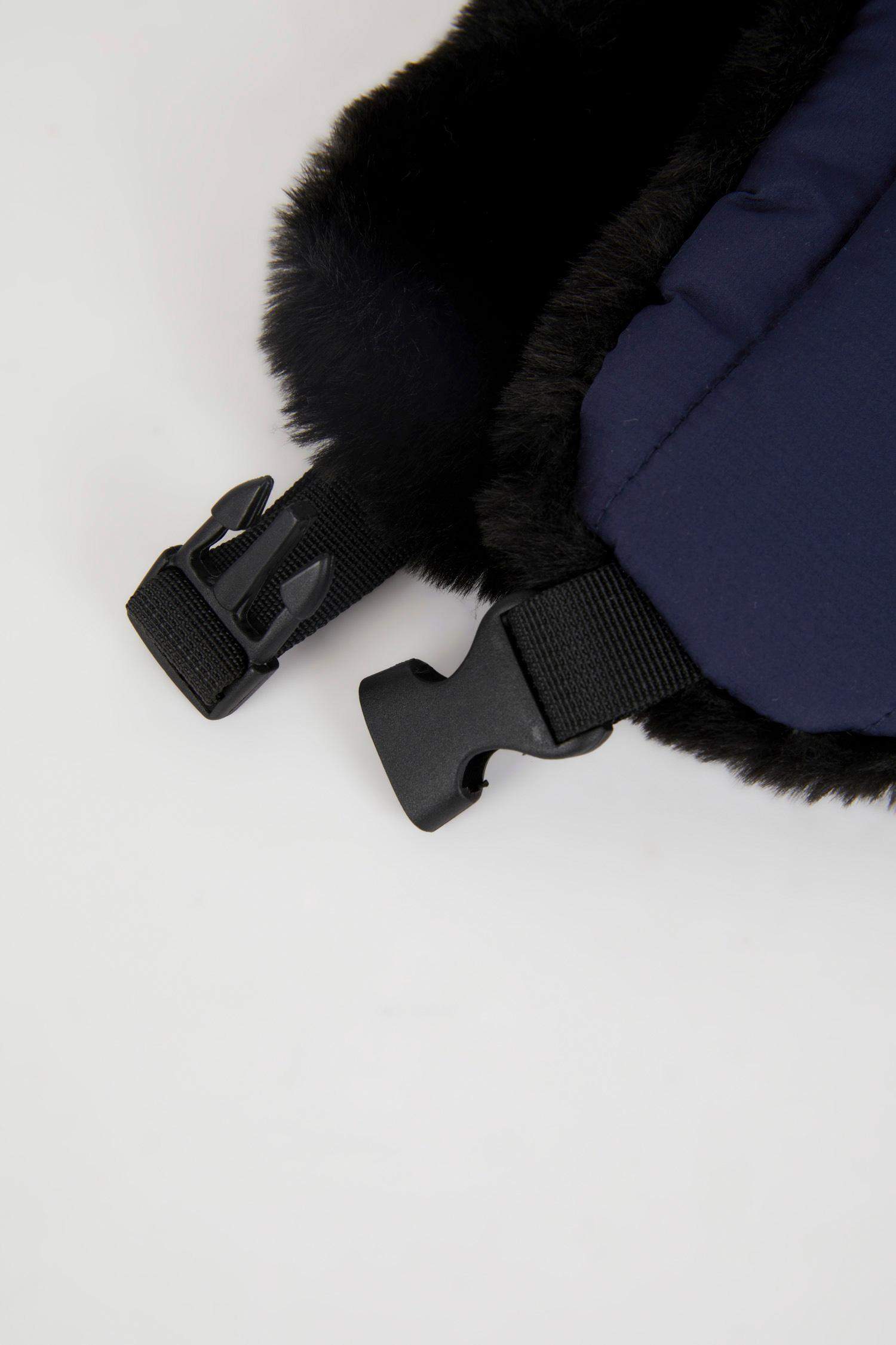 قبعة من نسيج مقاوم للماء منسوج