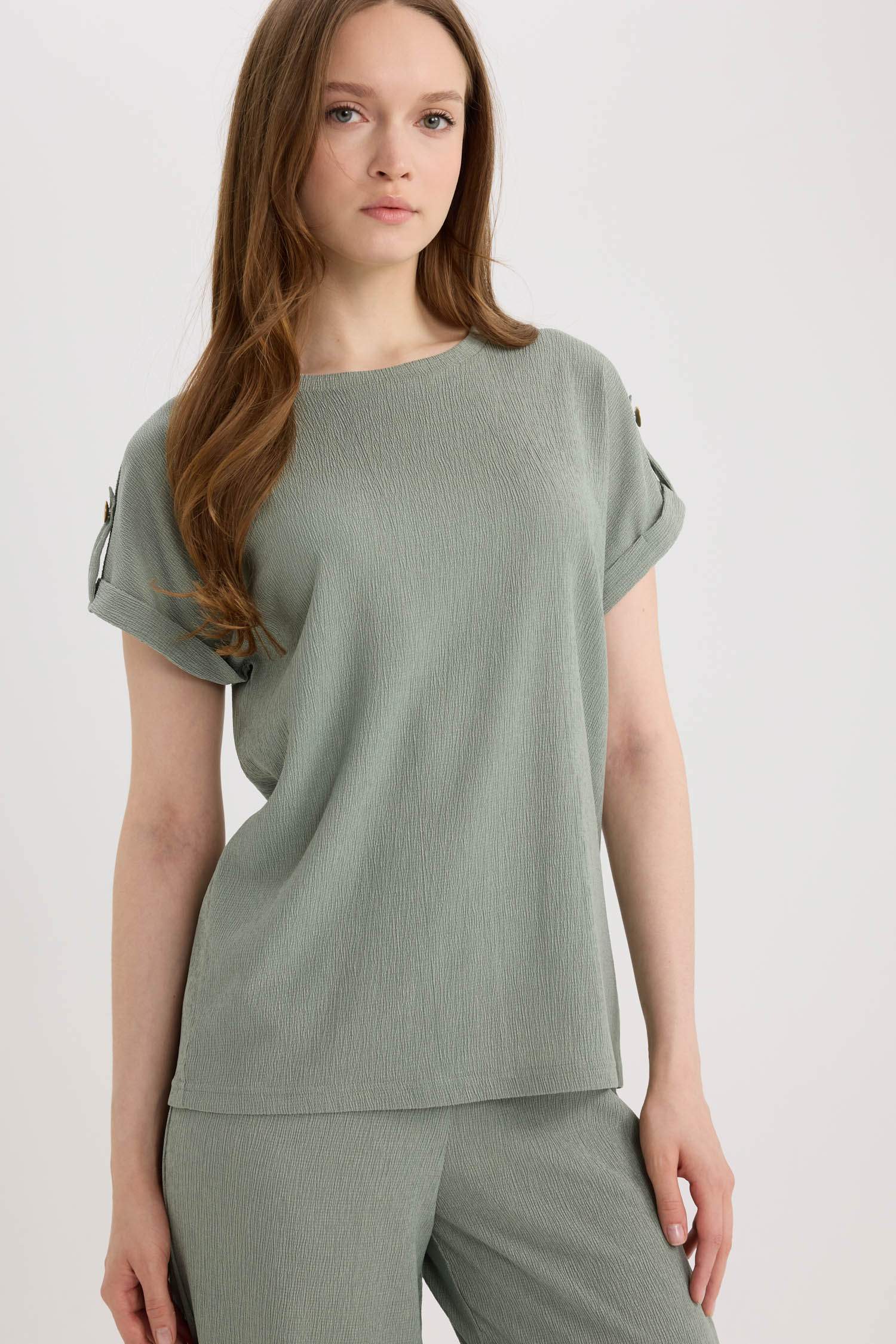 Стандартная посадка футболка с круглым вырезом и коротким рукавом