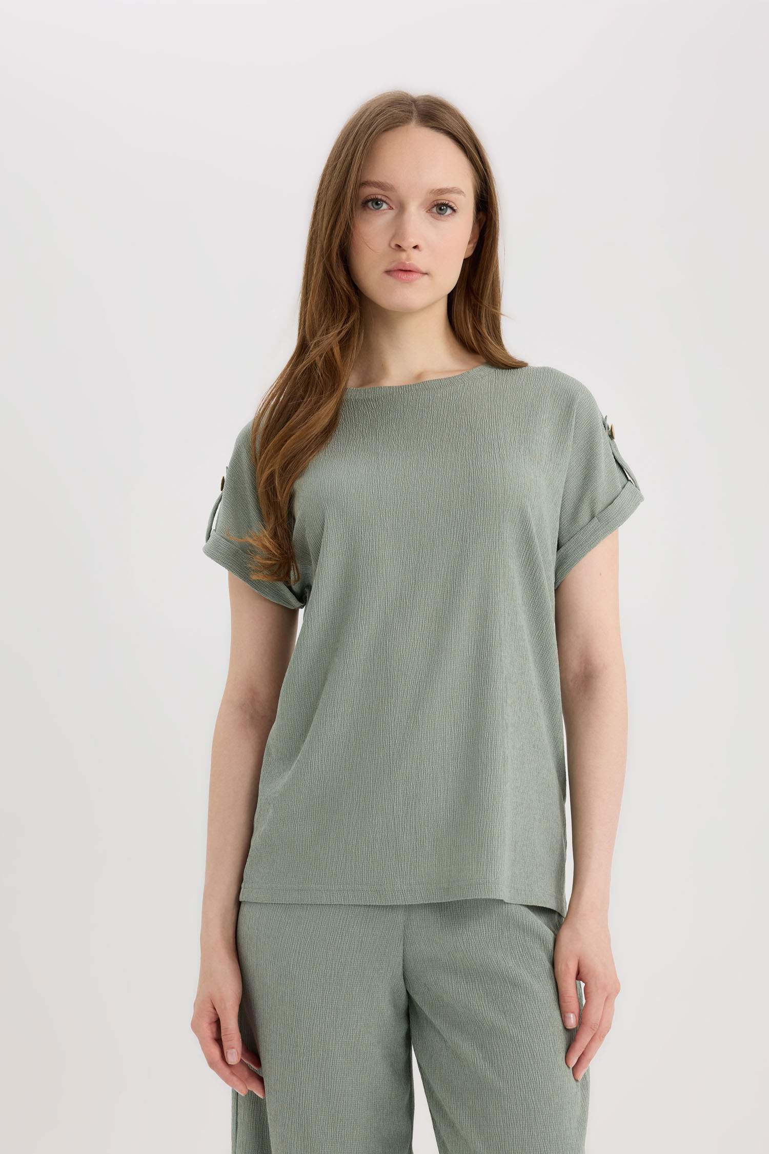 Стандартная посадка футболка с круглым вырезом и коротким рукавом