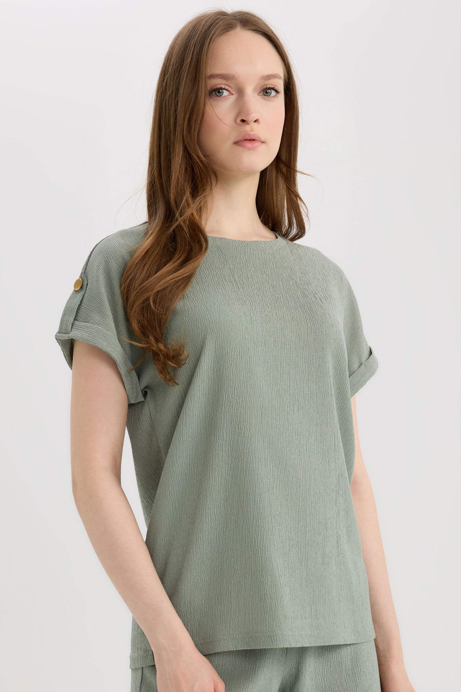 Стандартная посадка футболка с круглым вырезом и коротким рукавом