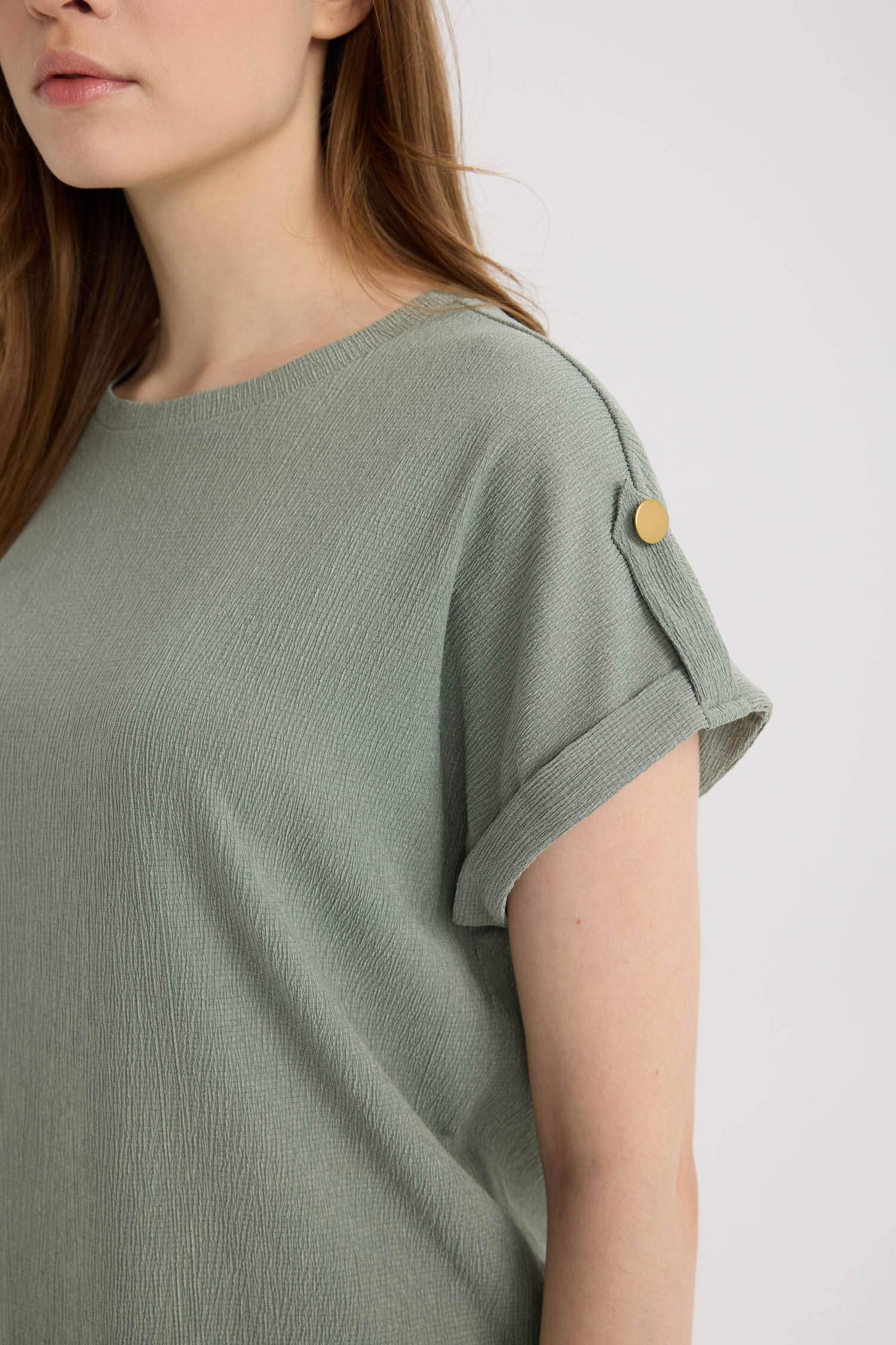 Стандартная посадка футболка с круглым вырезом и коротким рукавом