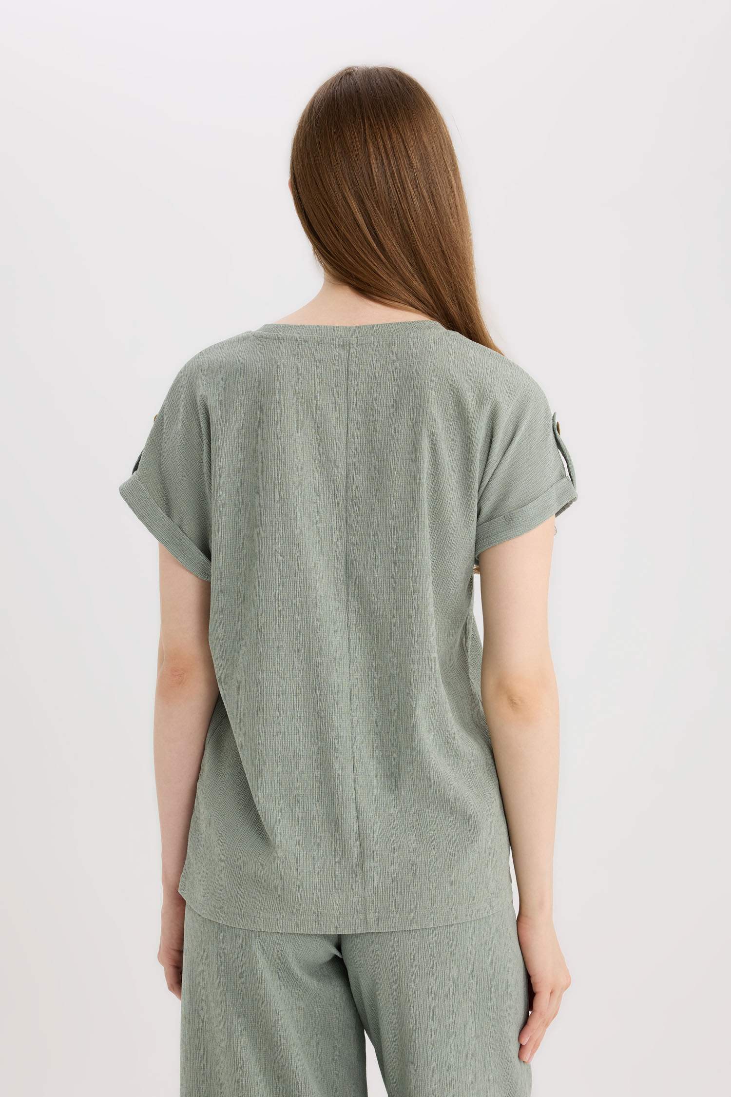 Стандартная посадка футболка с круглым вырезом и коротким рукавом