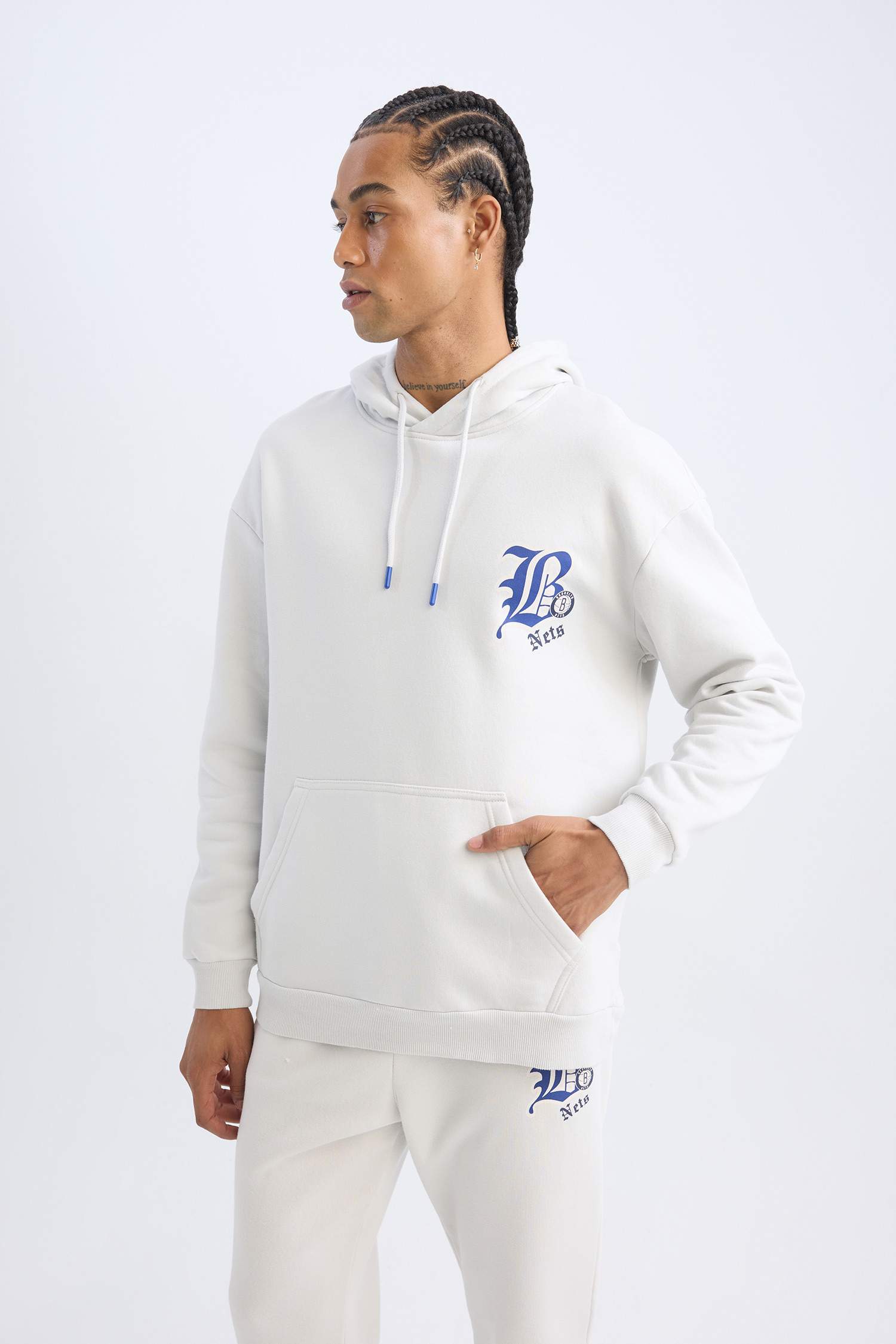 NBA Brooklyn Nets Comfort Fit Rahat Kalıp Kapüşonlu Kalın Sırt Baskılı Sweatshirt