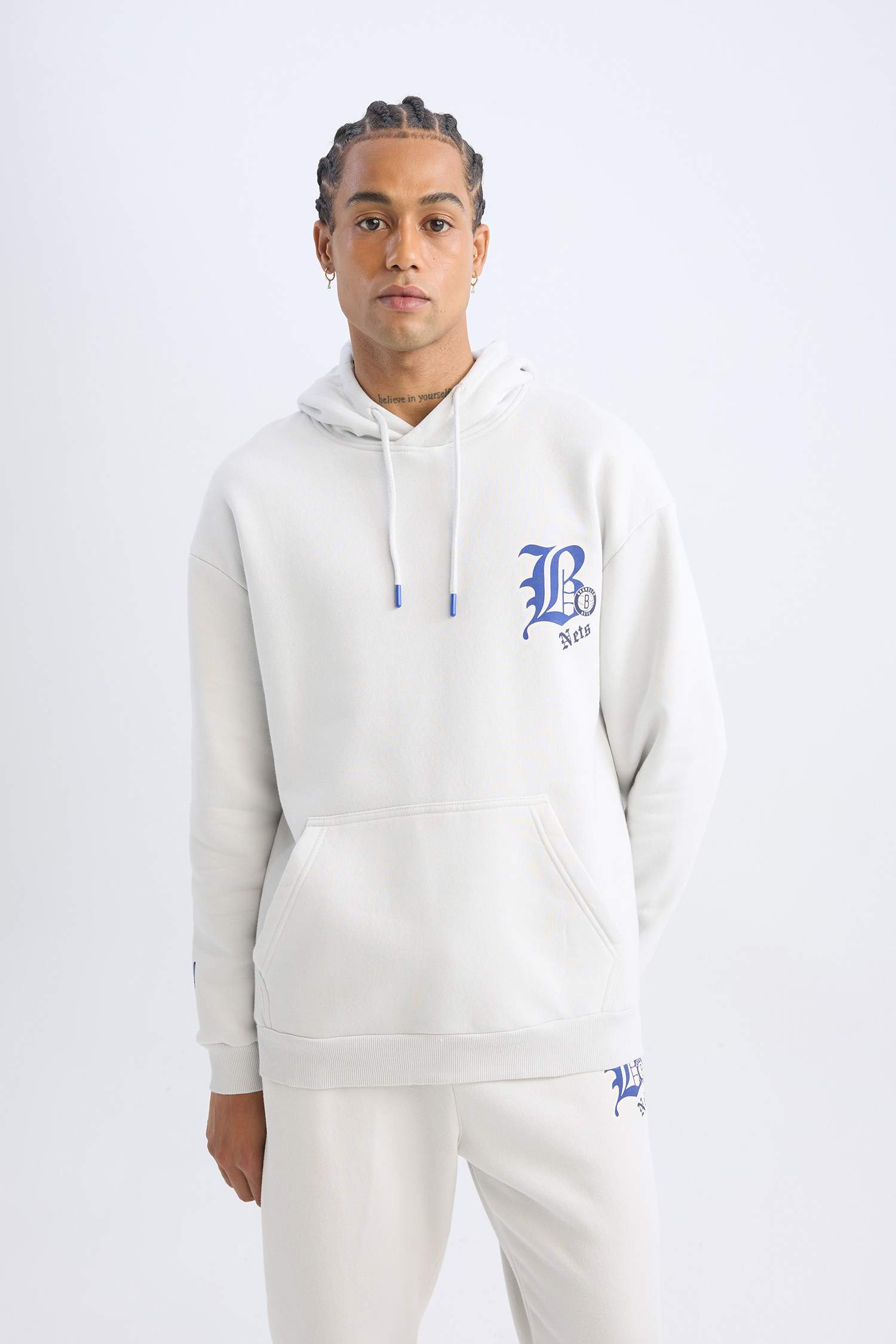 NBA Brooklyn Nets Comfort Fit Rahat Kalıp Kapüşonlu Kalın Sırt Baskılı Sweatshirt