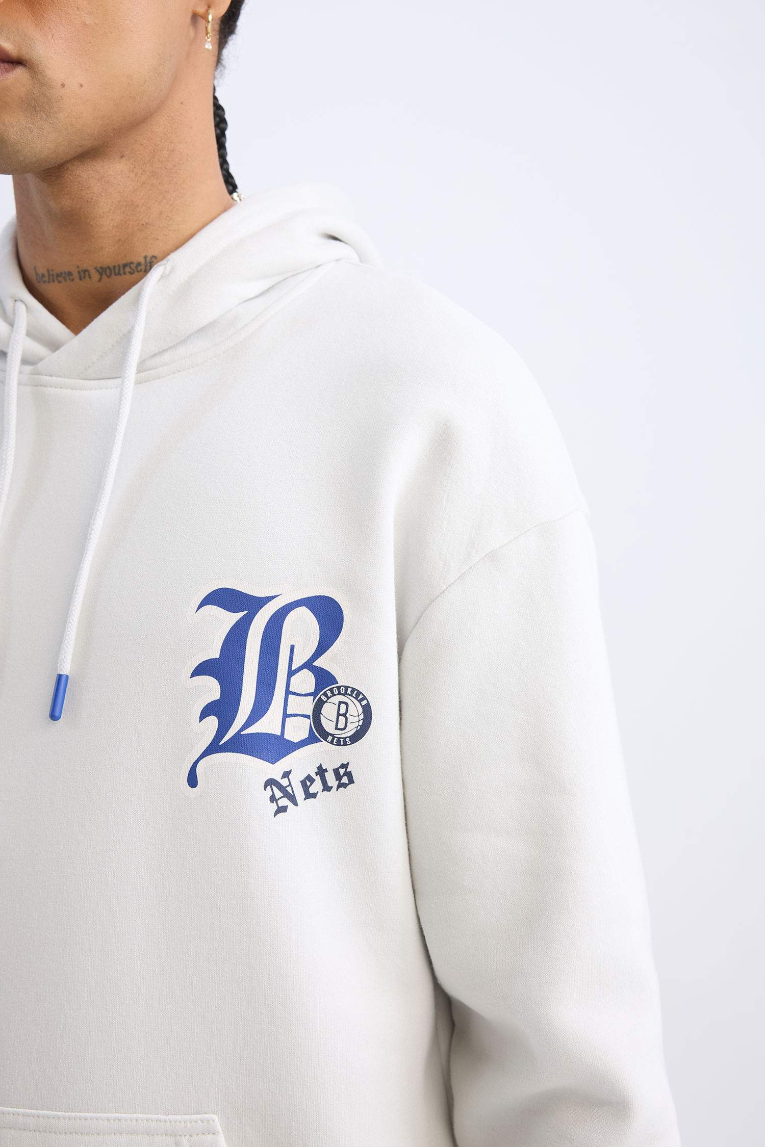 NBA Brooklyn Nets Comfort Fit Rahat Kalıp Kapüşonlu Kalın Sırt Baskılı Sweatshirt