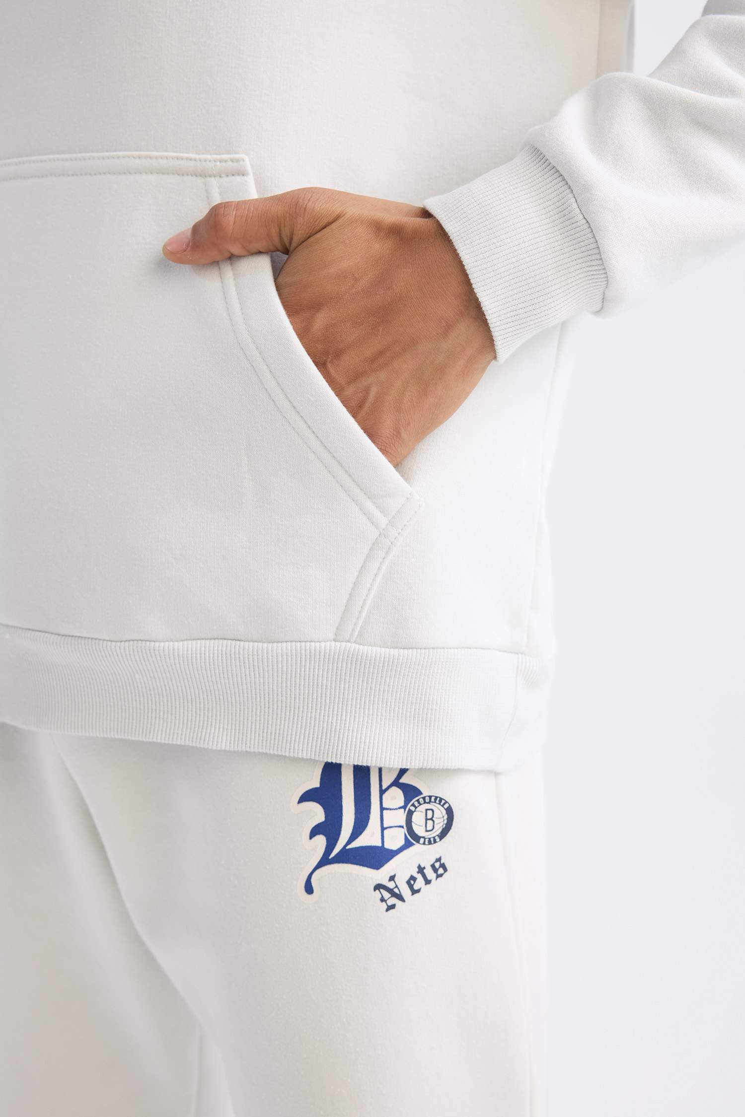 NBA Brooklyn Nets Comfort Fit Rahat Kalıp Kapüşonlu Kalın Sırt Baskılı Sweatshirt