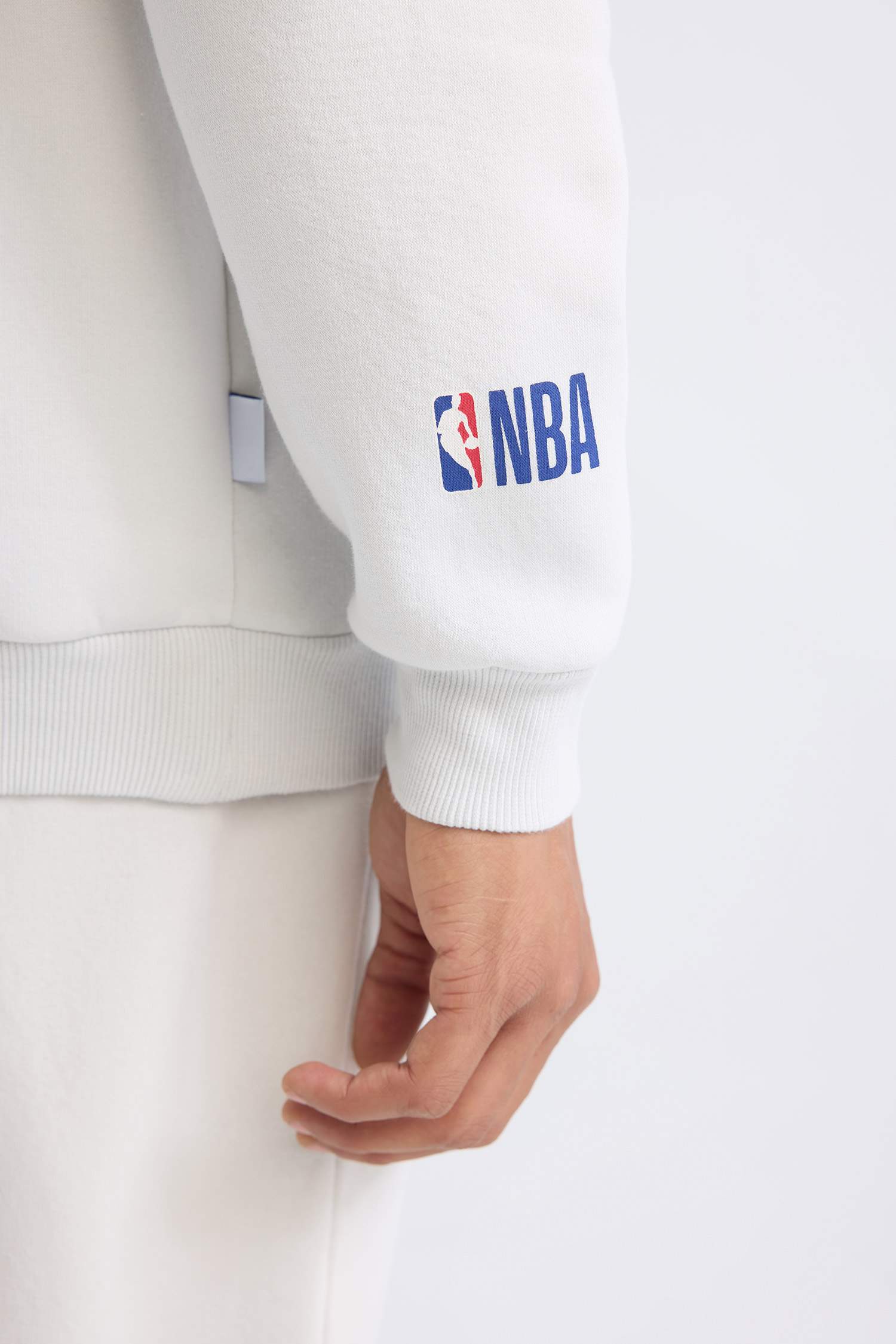 NBA Brooklyn Nets Comfort Fit Rahat Kalıp Kapüşonlu Kalın Sırt Baskılı Sweatshirt